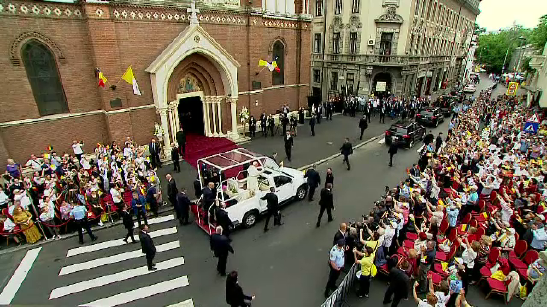 Papa Francisc a salutat mulțimea din București, din Papamobil