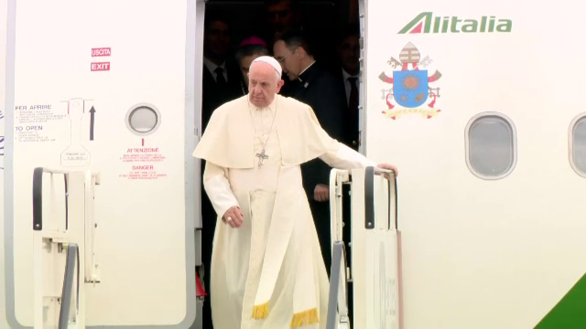 Papa Francisc coboara din avion