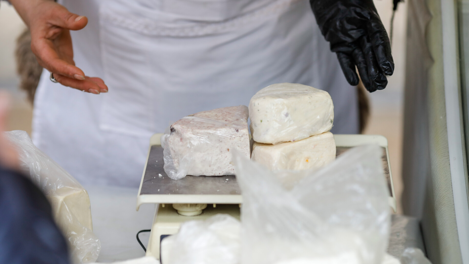 O instituție din București a cumpărat câteva tone de brânză pentru angajații săi. Explicațiile sunt ”delicioase”