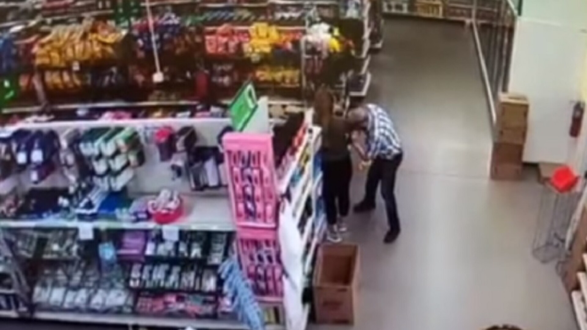 Bărbat filmat în timp ce-și șterge nasul pe tricoul unei angajate dintr-un magazin. Ce riscă acum
