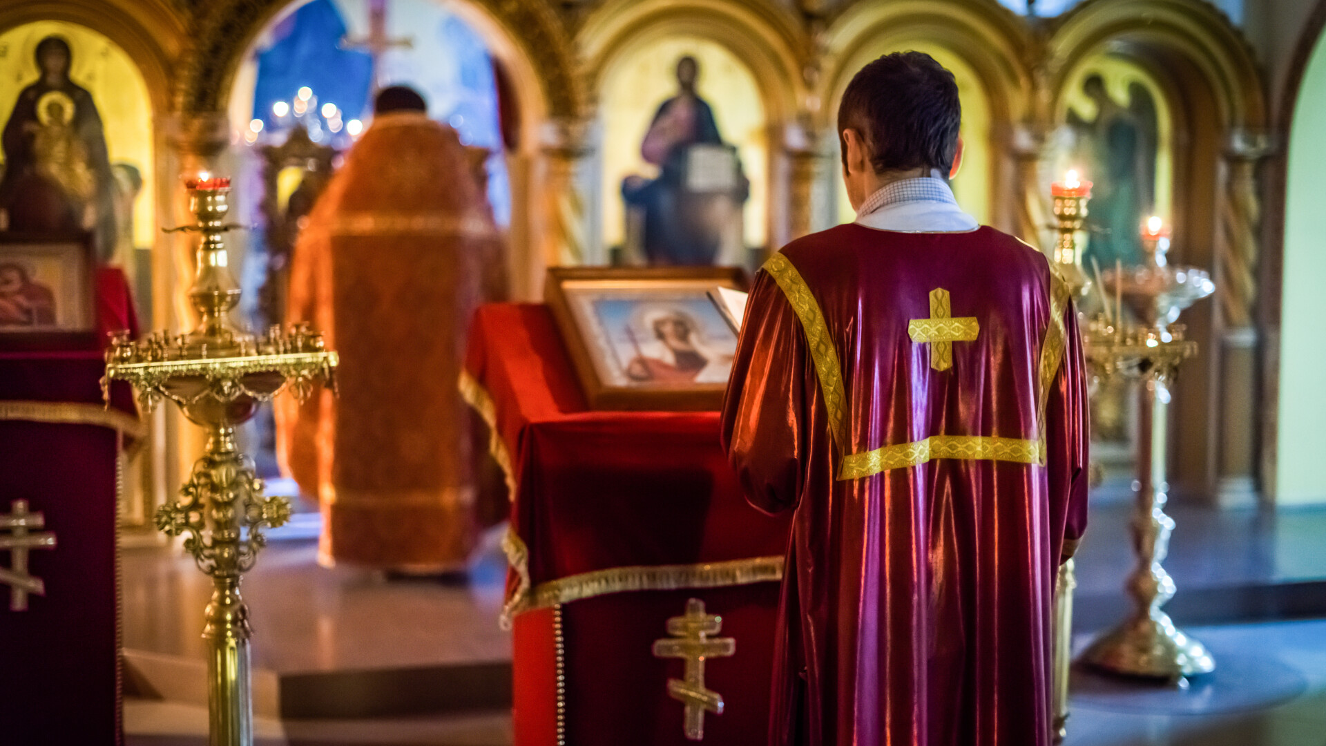 Prelaţi ai Bisericii Ortodoxe Sârbe, arestaţi în Muntenegru pentru oficierea unei slujbe