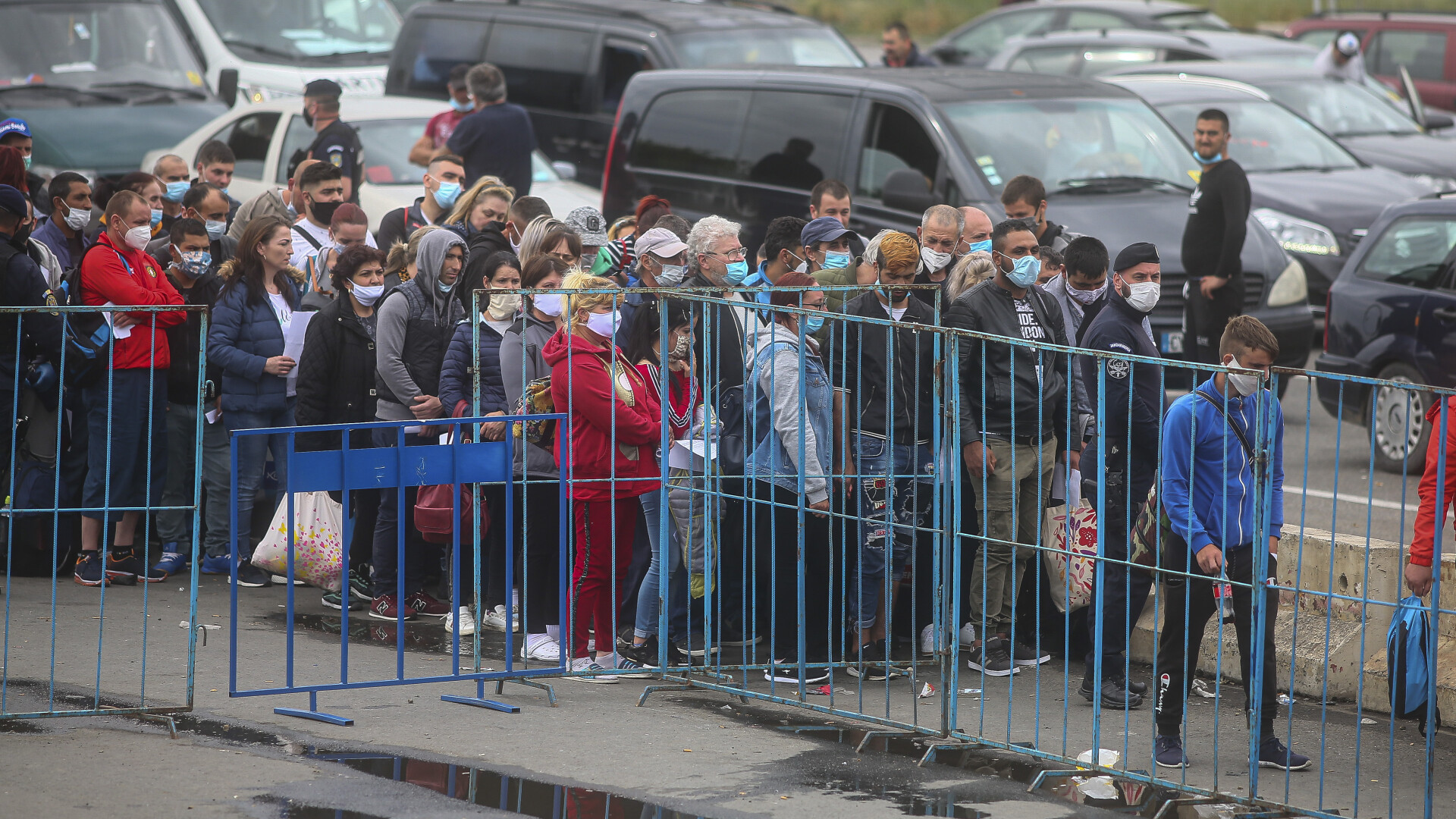 Sute de persoane așteaptă să intre în România prin punctul de trecere al frontierei Nădlac 1