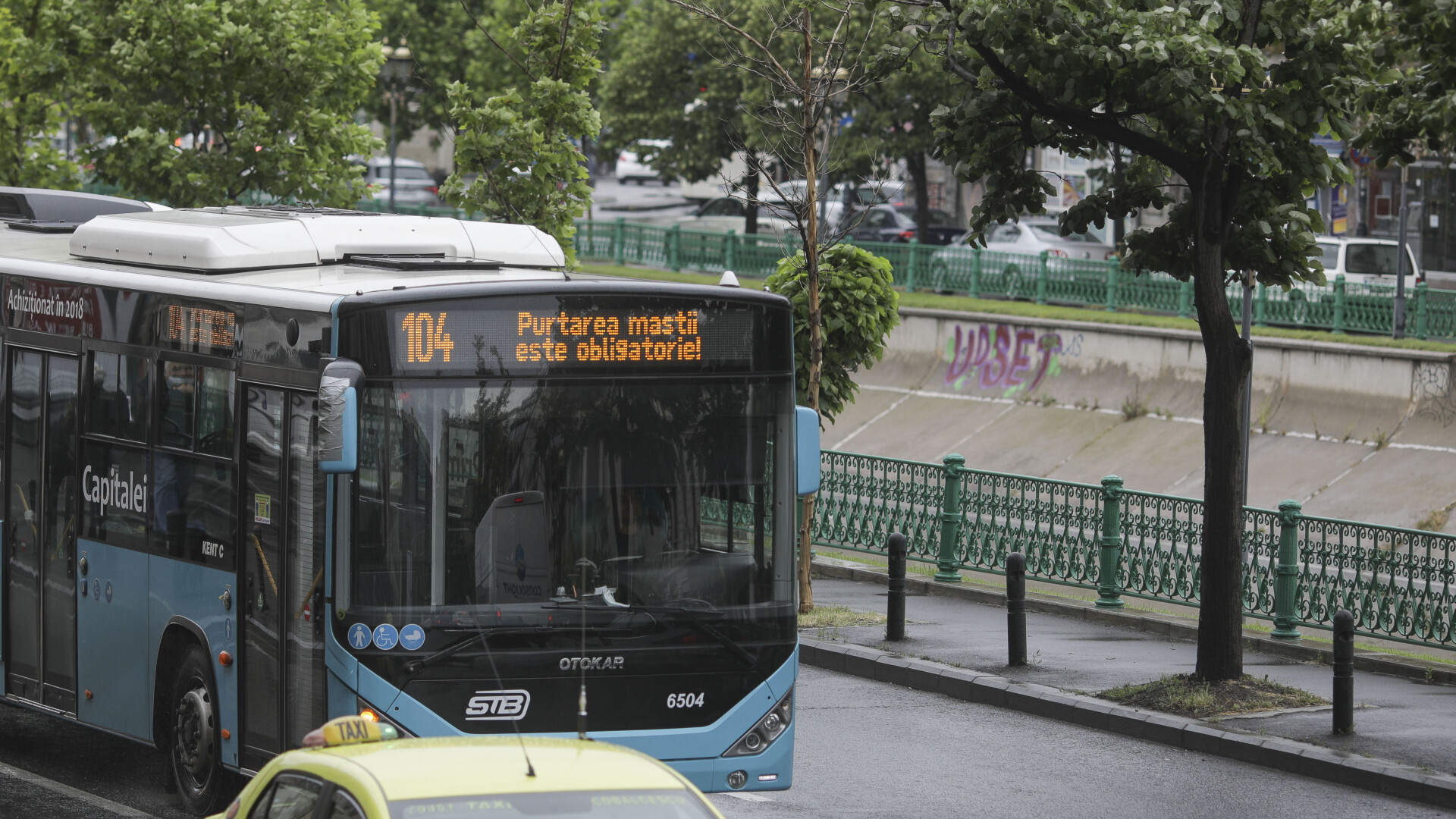 Un autobuz al STB afișează mesajul 