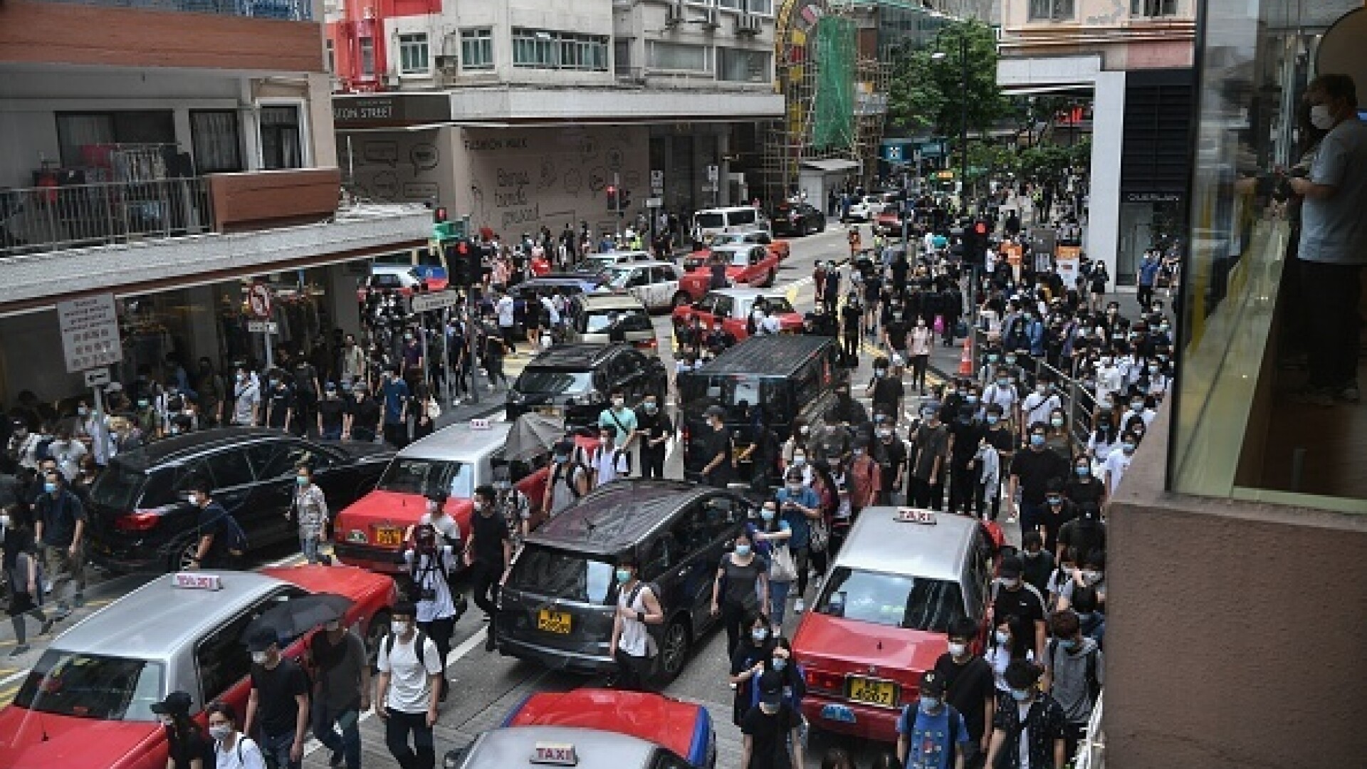 Proteste în Hong Kong din cauza legii securităţii naţionale. Poliţia a intervenit cu gaze lacrimogene. GALERIE FOTO - 8