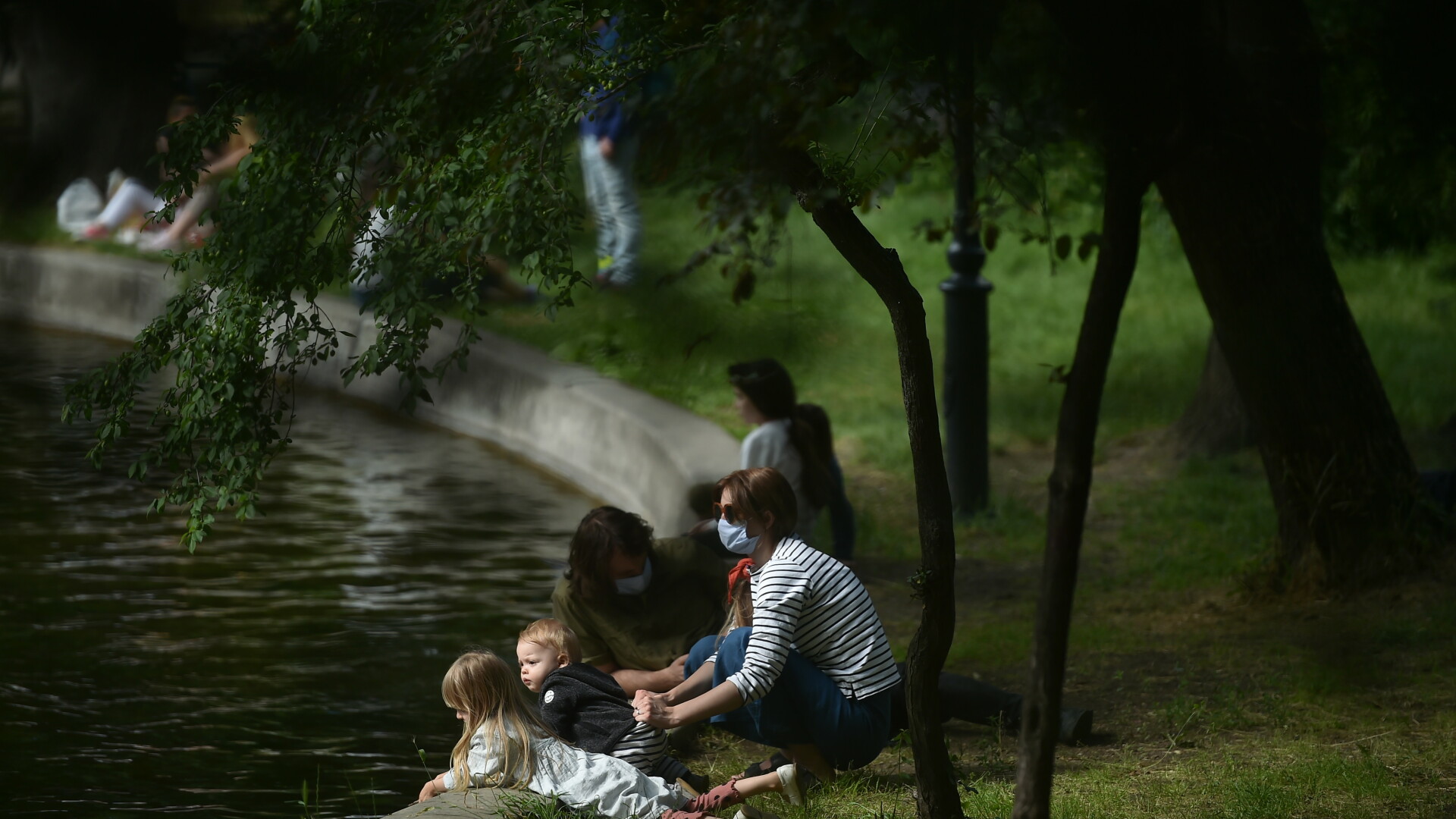 Bucureștenii, în Parcul Cișmigiu, după instituirea stării de alertă la nivel național