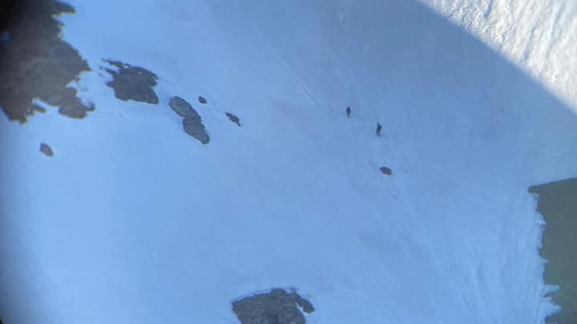 Intervenții contracronometru ale salvamontiștilor pentru turiști blocați în zăpada din Bucegi. Printre victime, un copil