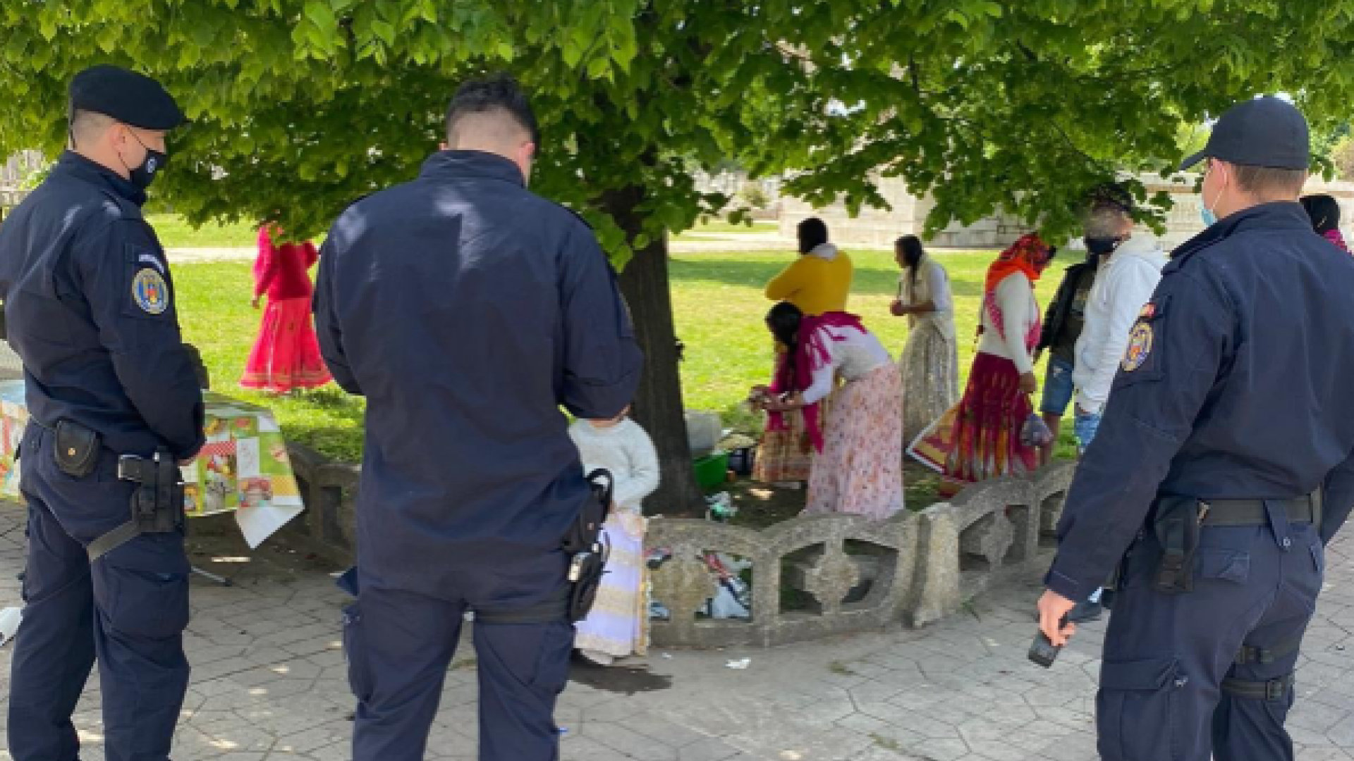 Picnic în cimitir, la Galați. Mai multe persoane, amendate pentru scandal și nepurtarea măștii