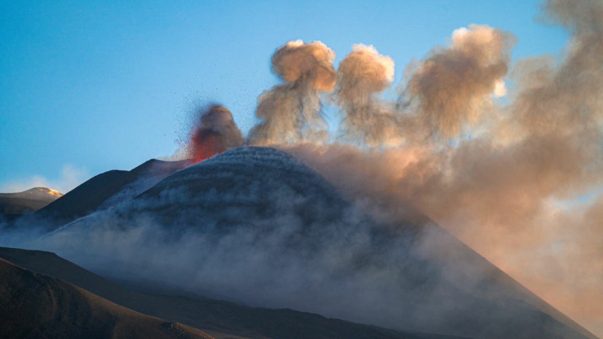 Vulcanii Stromboli şi Etna au erupt în aceeaşi zi
