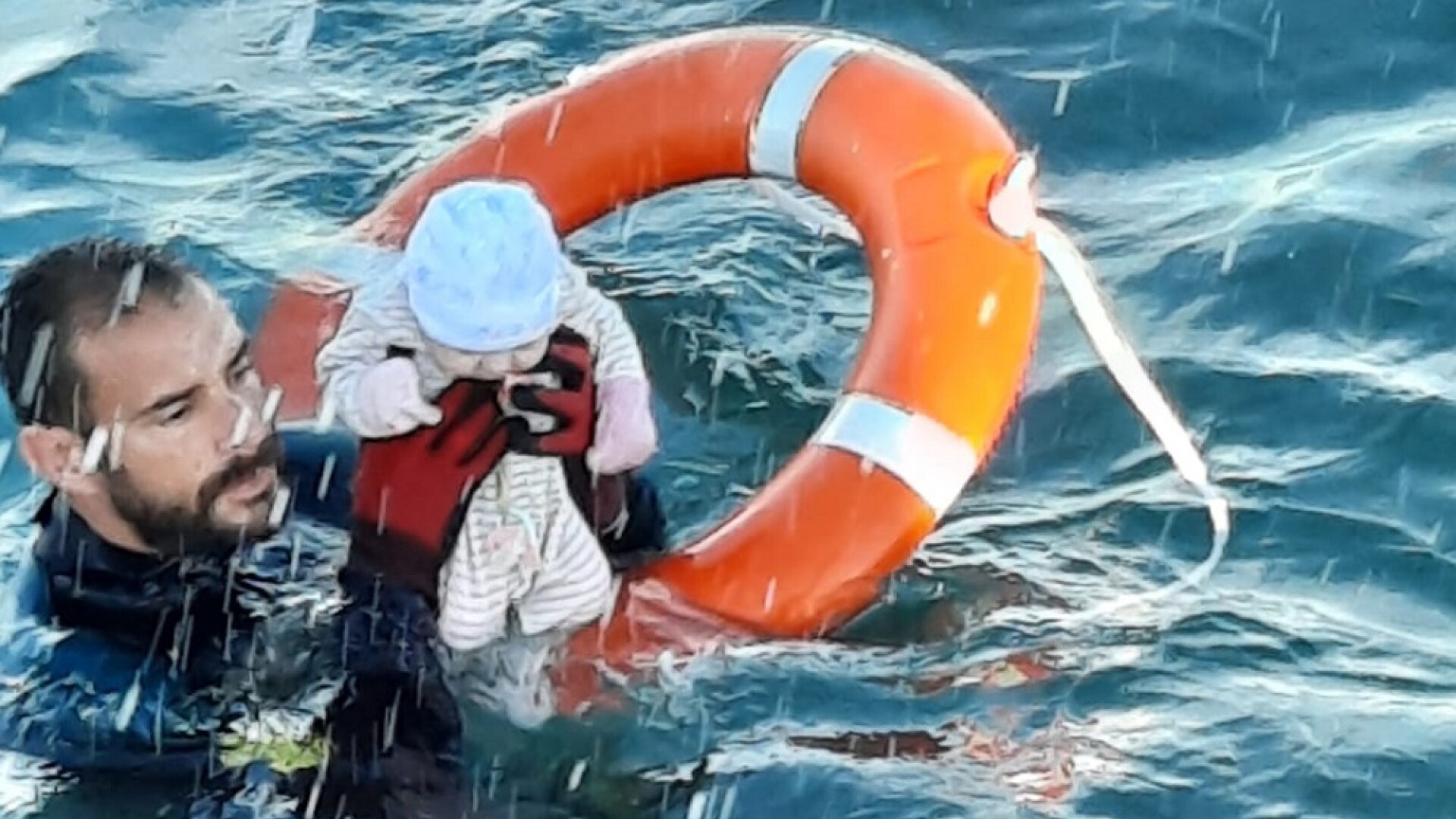 Un polițist spaniol s-a aruncat în apă pentru a salva viața unui copil migrant care se îneca