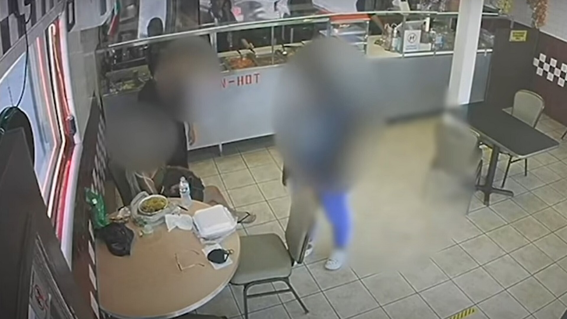 VIDEO. O fată de 14 ani a intrat într-un restaurant, şi-a lăsat bebeluşul în braţele unei cliente, apoi a fugit
