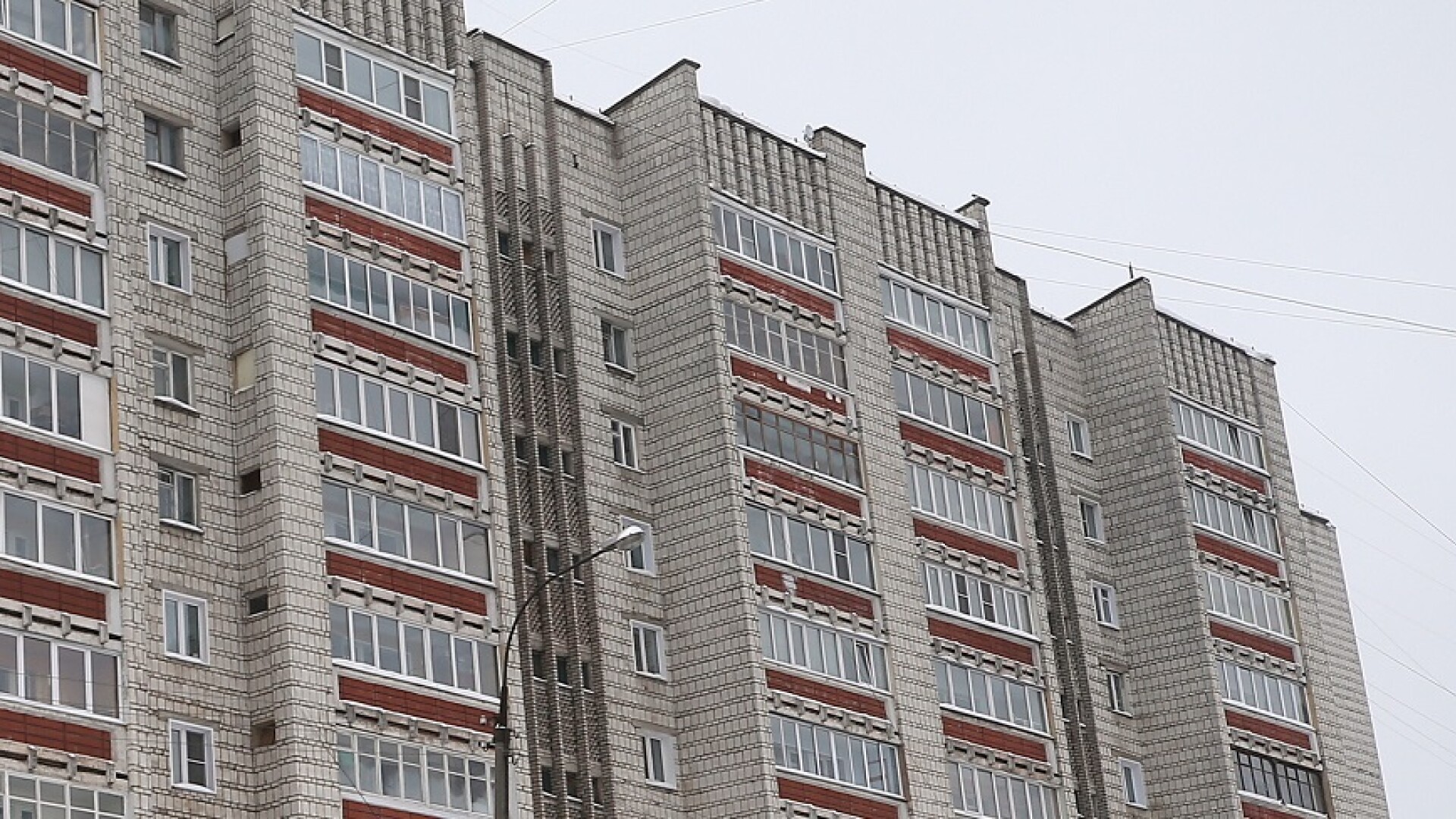 Un bărbat din Rusia a aruncat un copil de 18 luni de la etajul 5, enervat că micuțul plângea