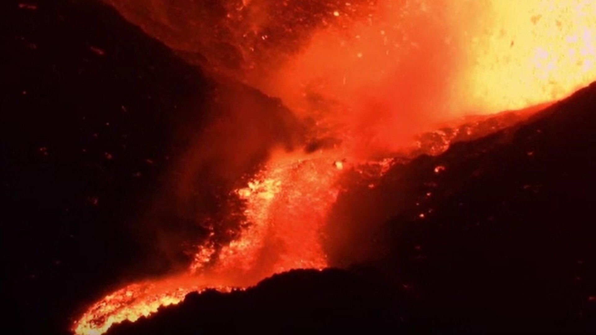 Vulcanul Etna a erupt din nou. Imagini spectaculoase surprinse în Sicilia