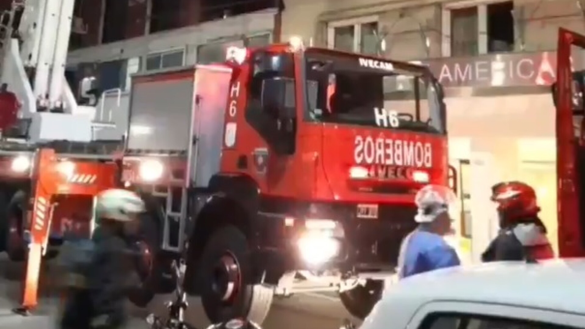 VIDEO. Incendiu într-un hotel din Argentina. Un fotbalist a sărit pe fereastra unei camere de la etajul 11