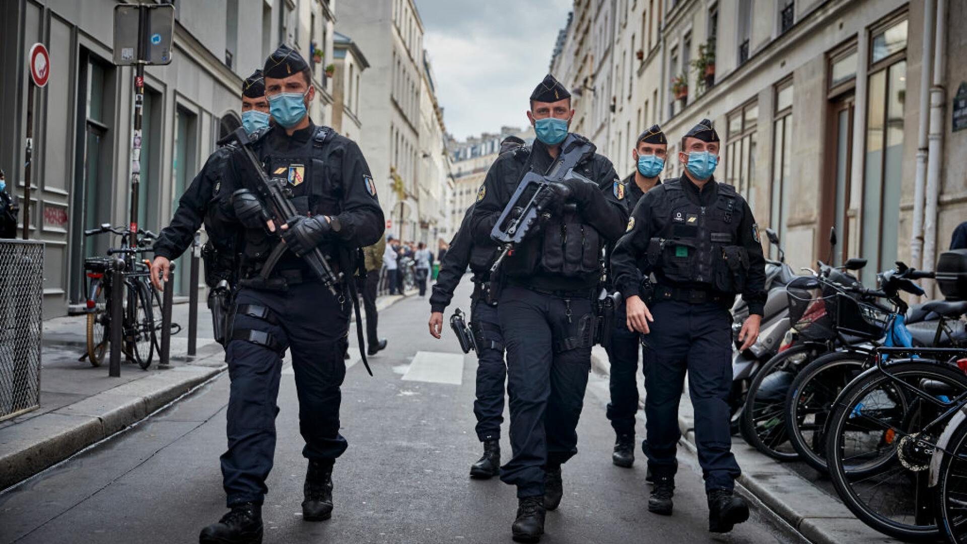 Atac armat în Franța. O polițistă a fost dezarmată și rănită cu cuțitul