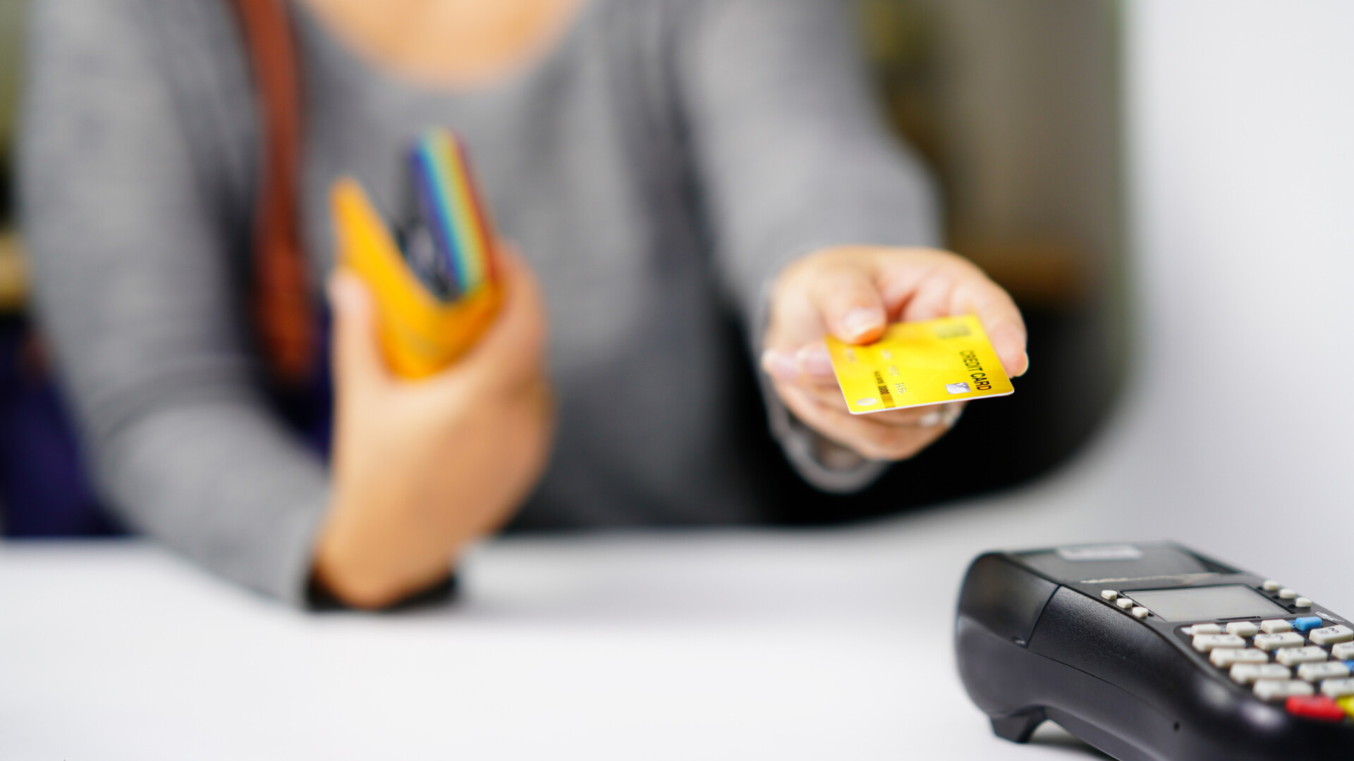 Renunțarea la numerar stârnește controverse în Elveția. Clienții cer revenirea la plățile cash