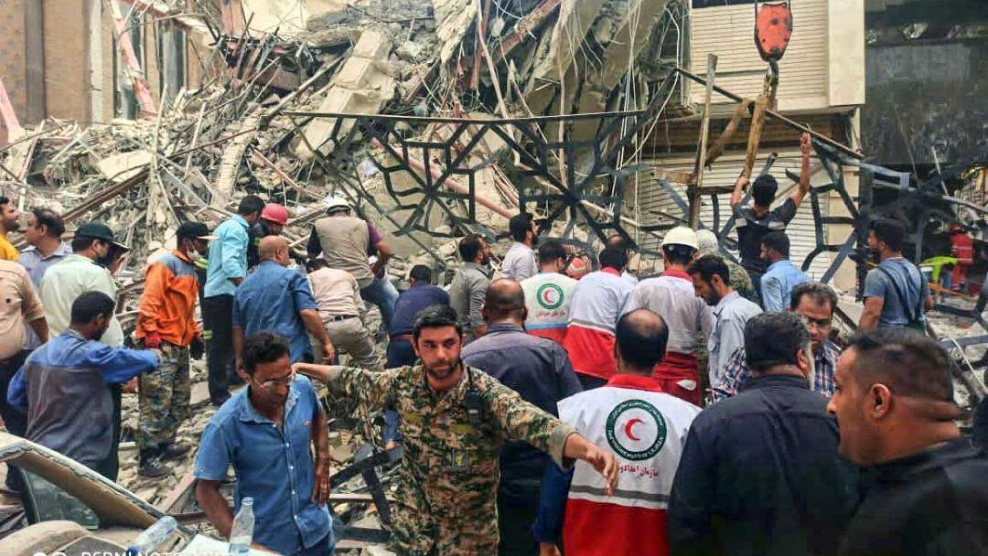 Tragedie în Iran. Cel puțin 14 persoane au murit, după ce o clădire s-a prăbușit în sud-vestul țării