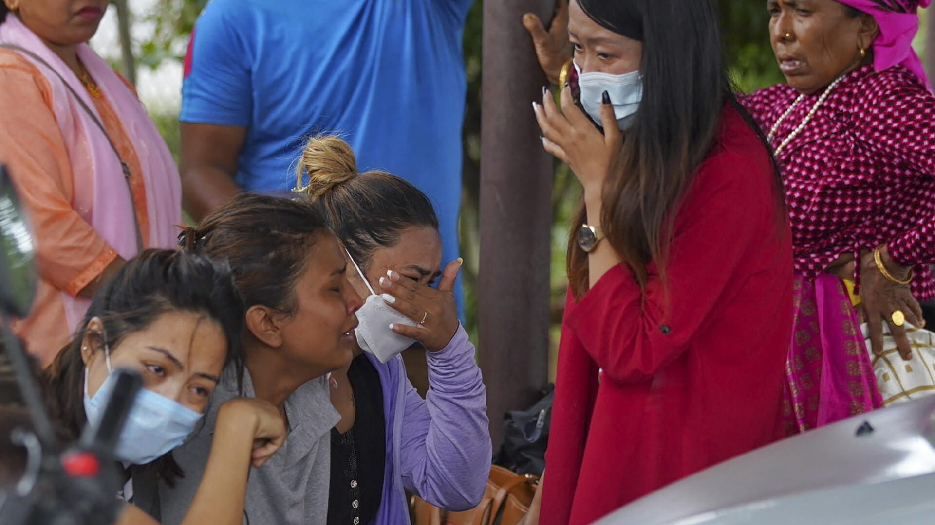 Rudele pasagerilor din avionul care a dispărut de pe radare plâng de durere în fața aeroportului din Pokhara - 2