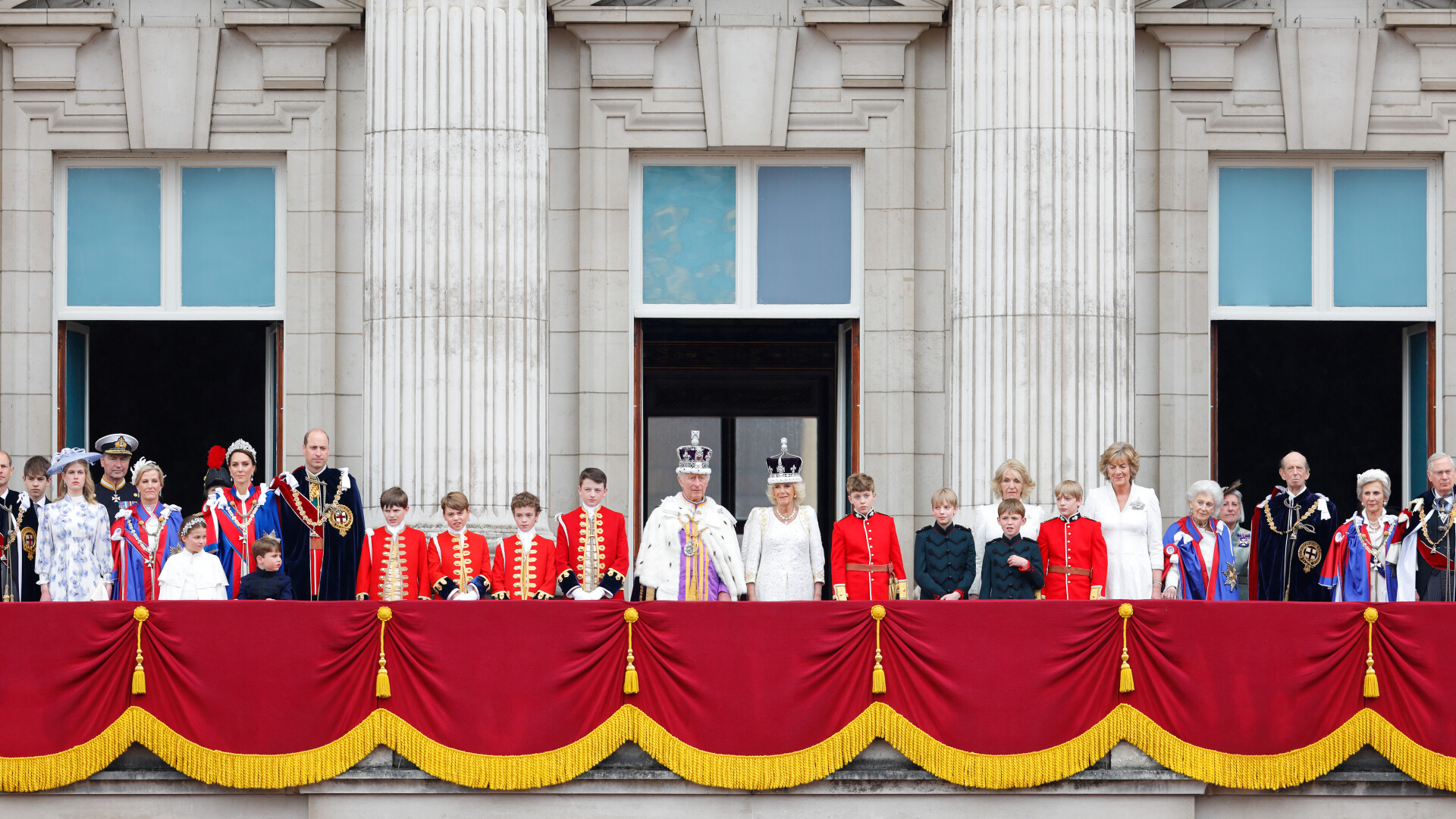 balconul palatului buckingham la incoronarea regelui charles