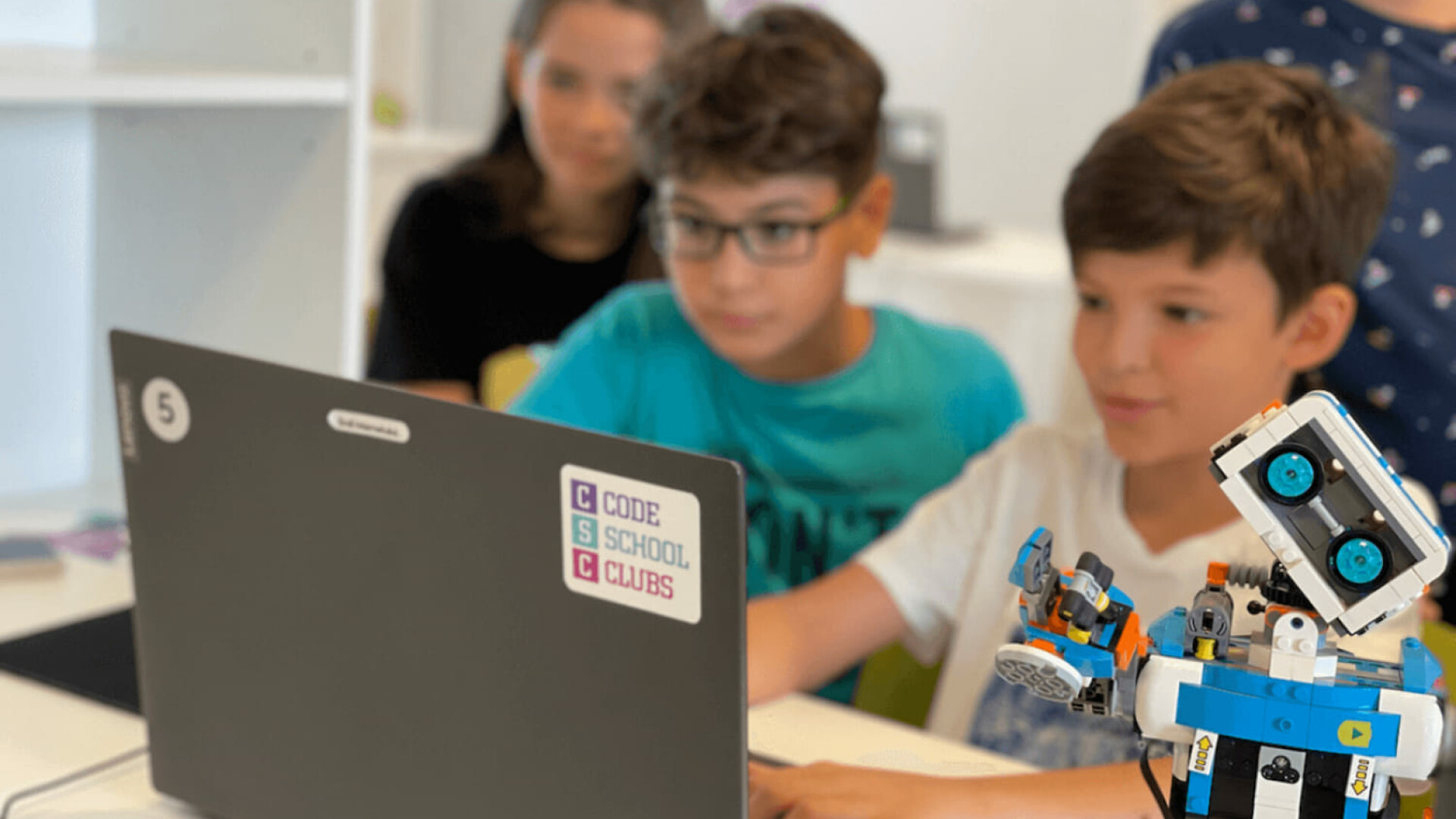 (P) Code School Clubs îți pregătește copilul să devină un lider în tehnologie