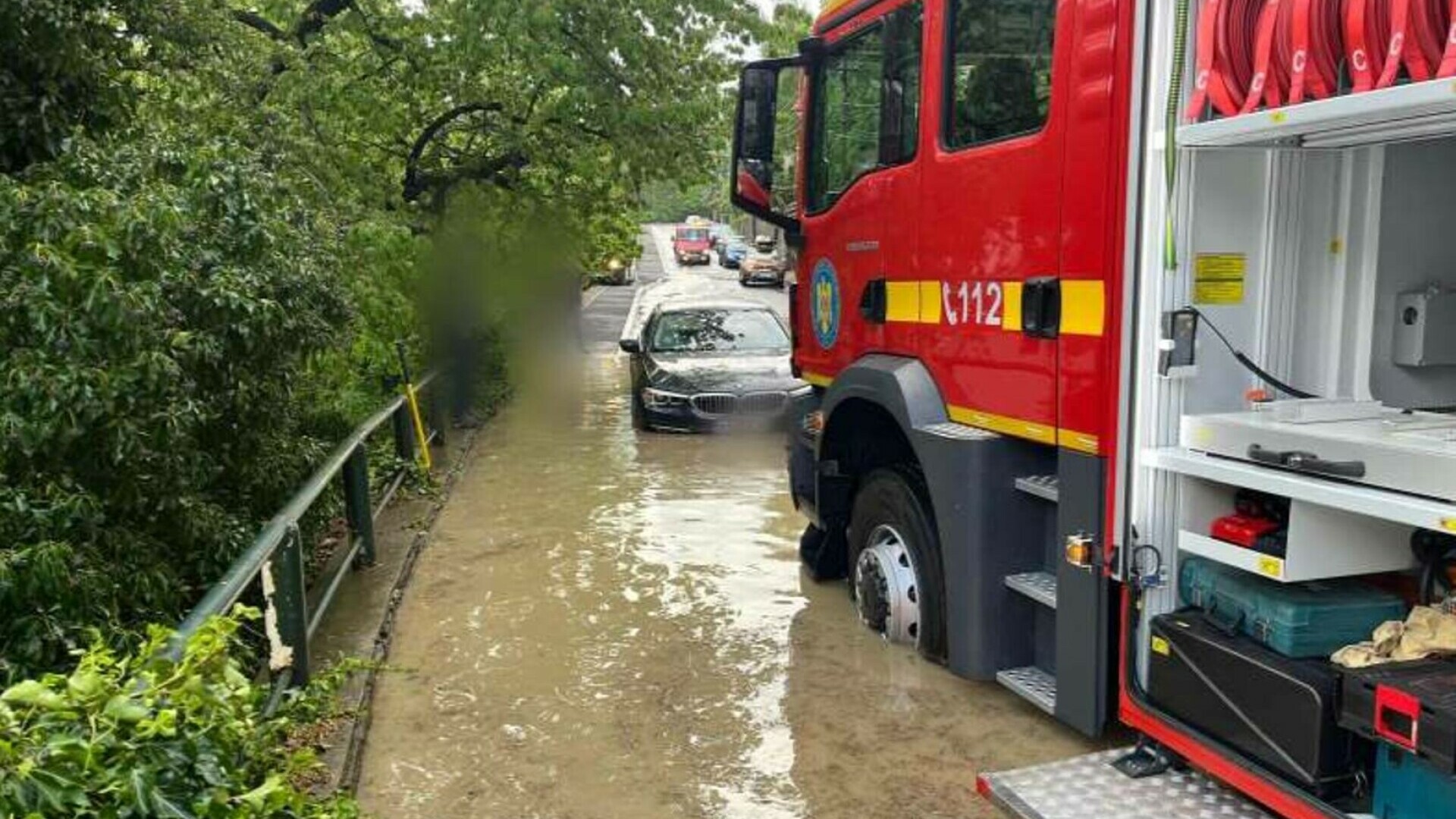 Ploaia a făcut ravagii în Sinaia. Apă pe carosabil în zona gării. Pompierii au fost solicitaţi să intervină