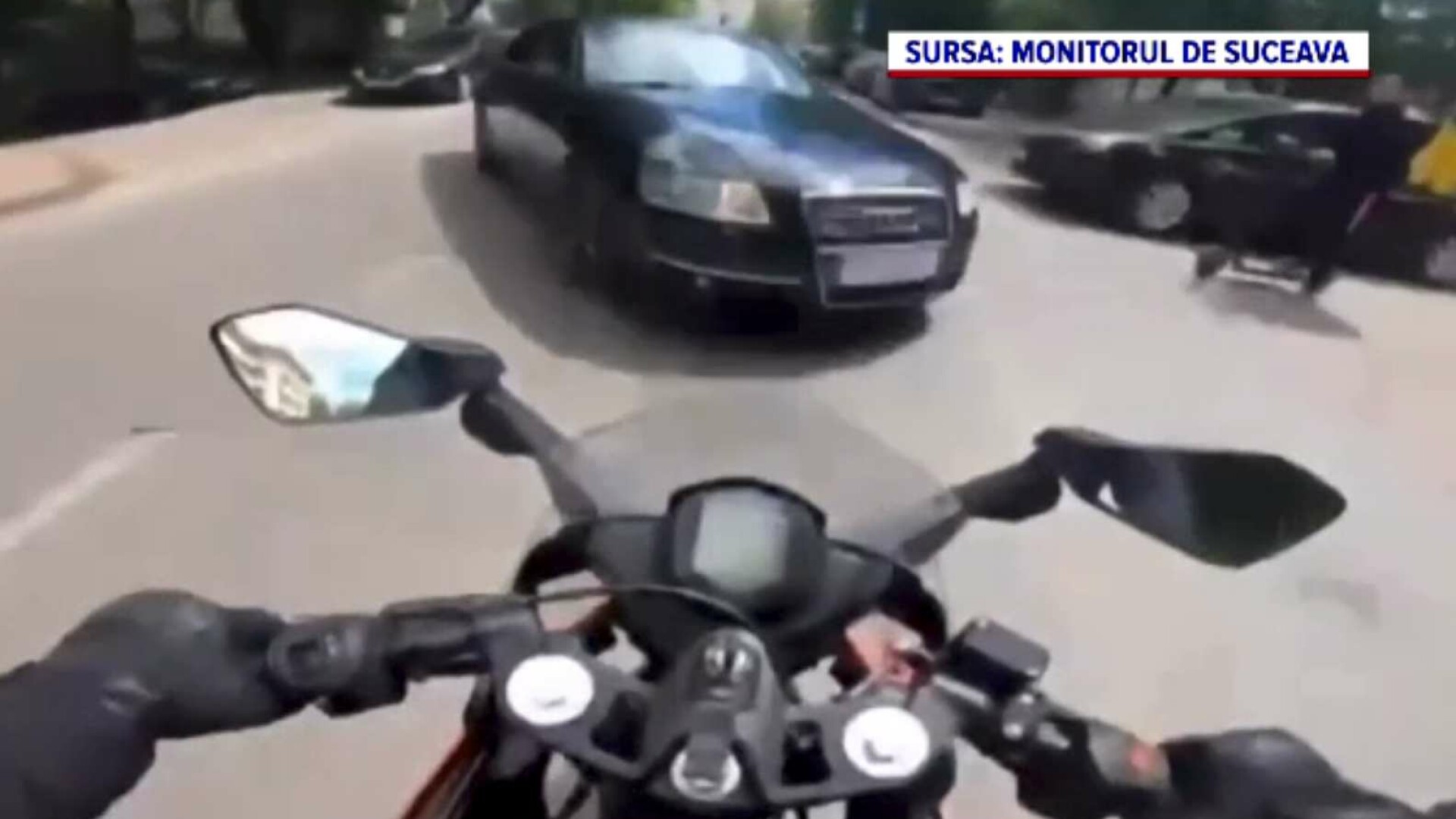 Impactul dintre o motocicletă și o mașină, filmat cu camera de pe cască. Ce a pățit motociclistul