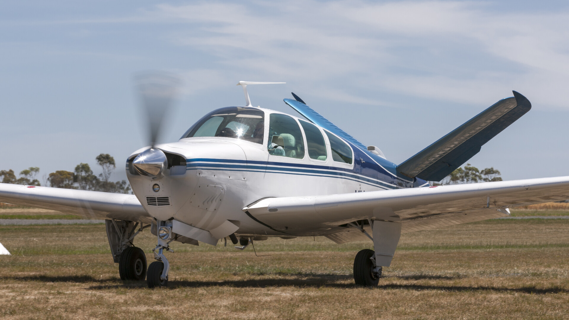 Un avion s-a dezintegrat în timpul zborului. Nu există supraviețuitori