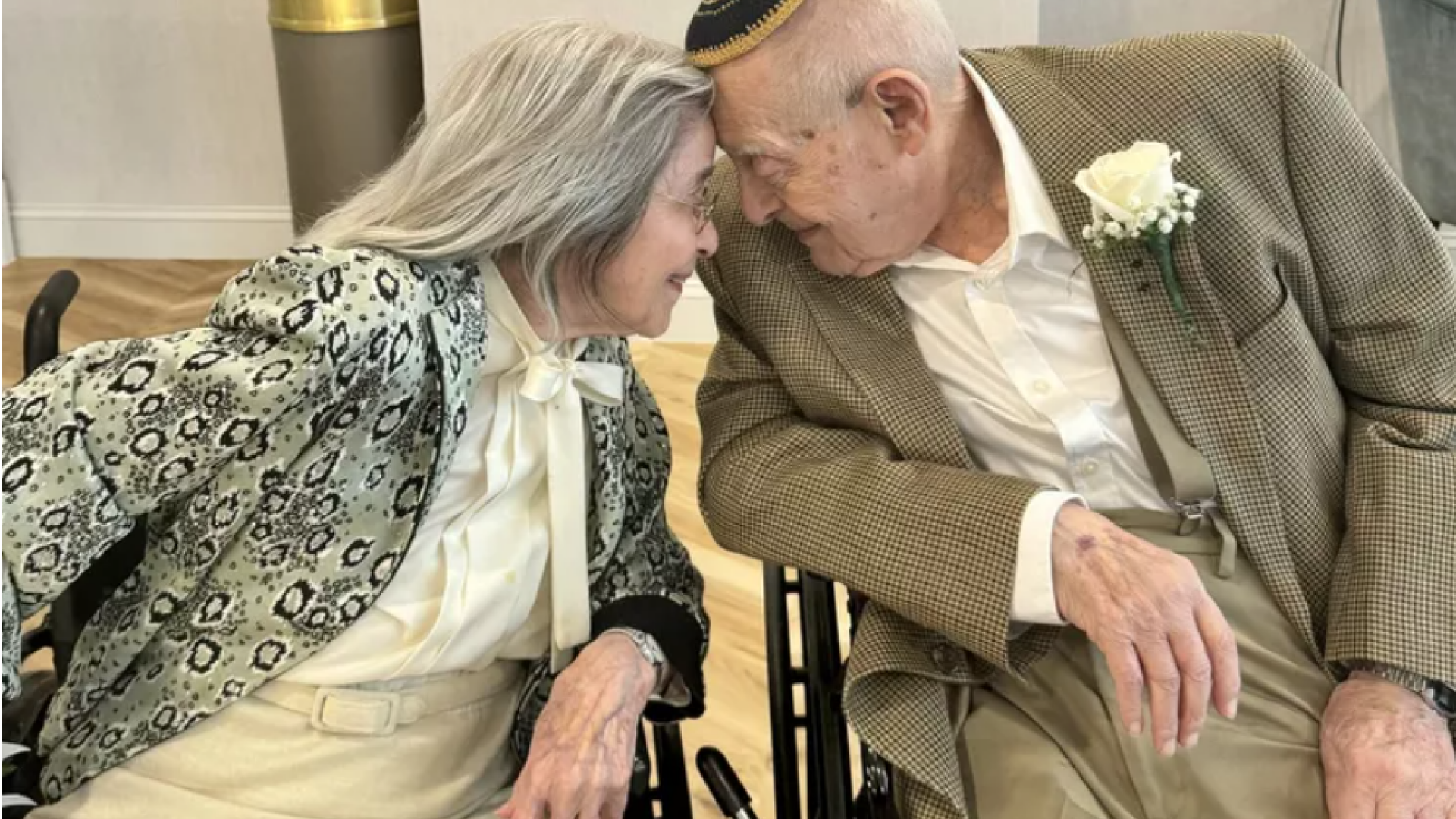 Un bărbat de 100 de ani și o femeie de 102 ani s-au căsătorit în azilul de  bătrâni în care s-au cunoscut - Stirileprotv.ro
