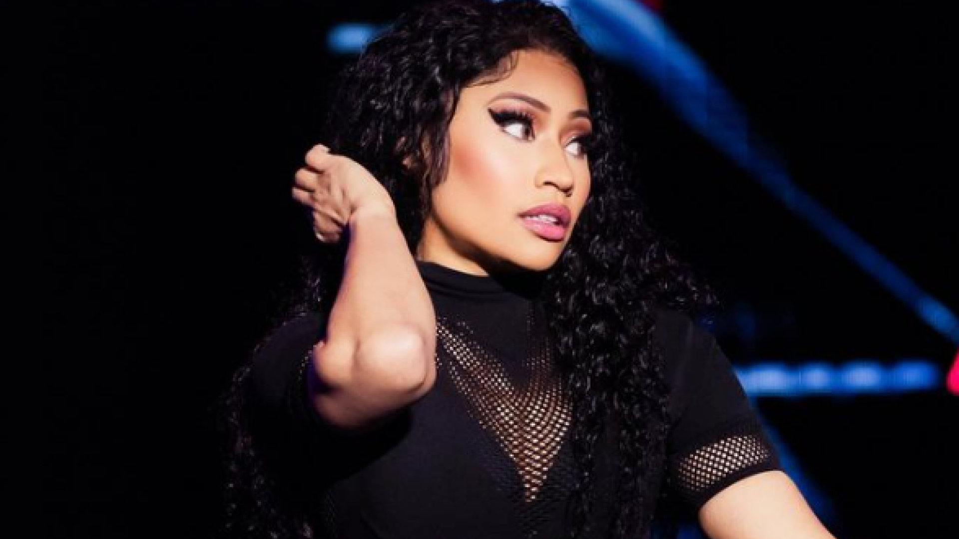 Un nou trend viral periculos pe TikTok. Utilizatorii recreează celebra poziție a lui Nicki Minaj în ipostaze extreme