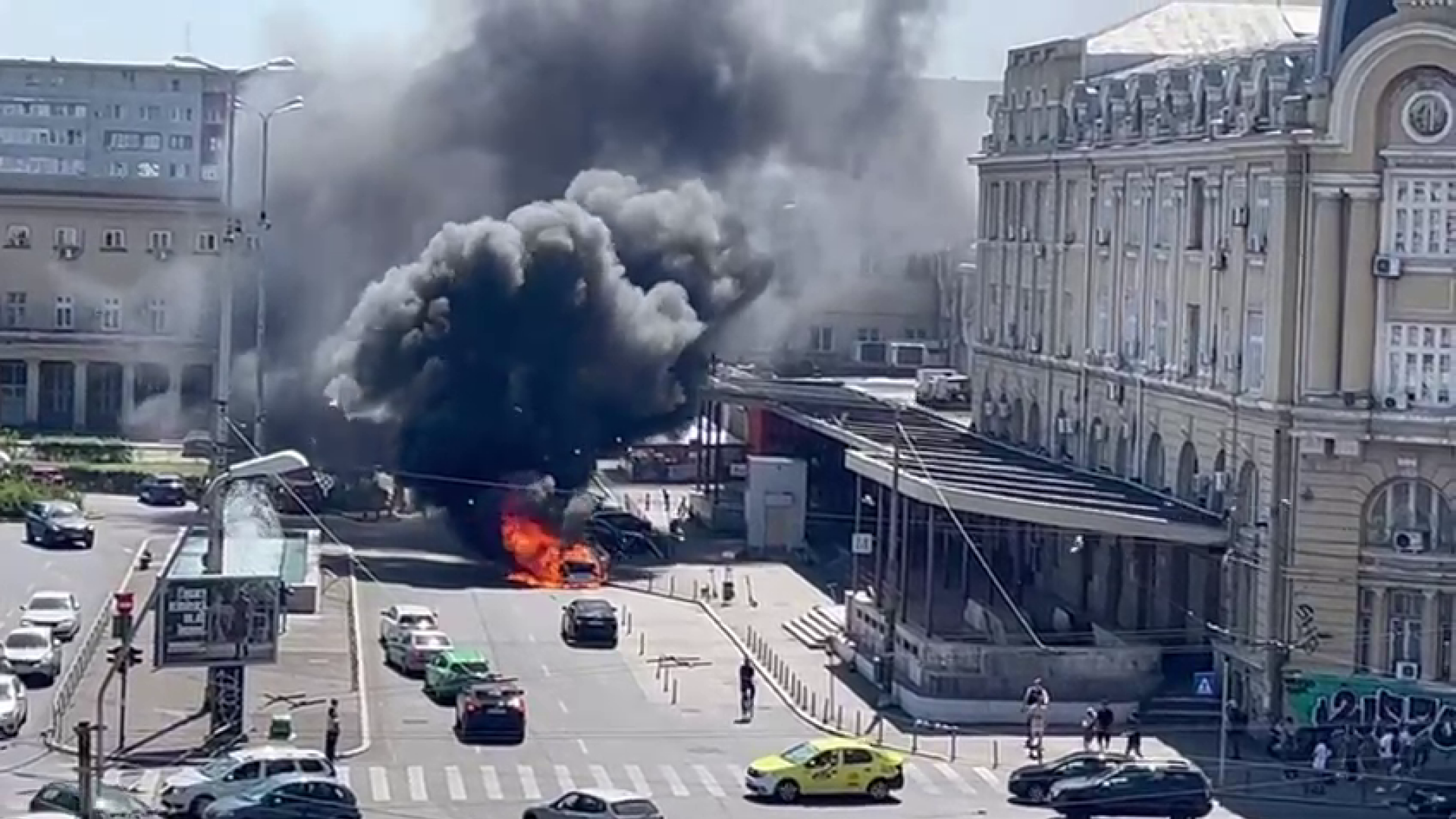 O mașină a luat foc la Gara de Nord din București. VIDEO