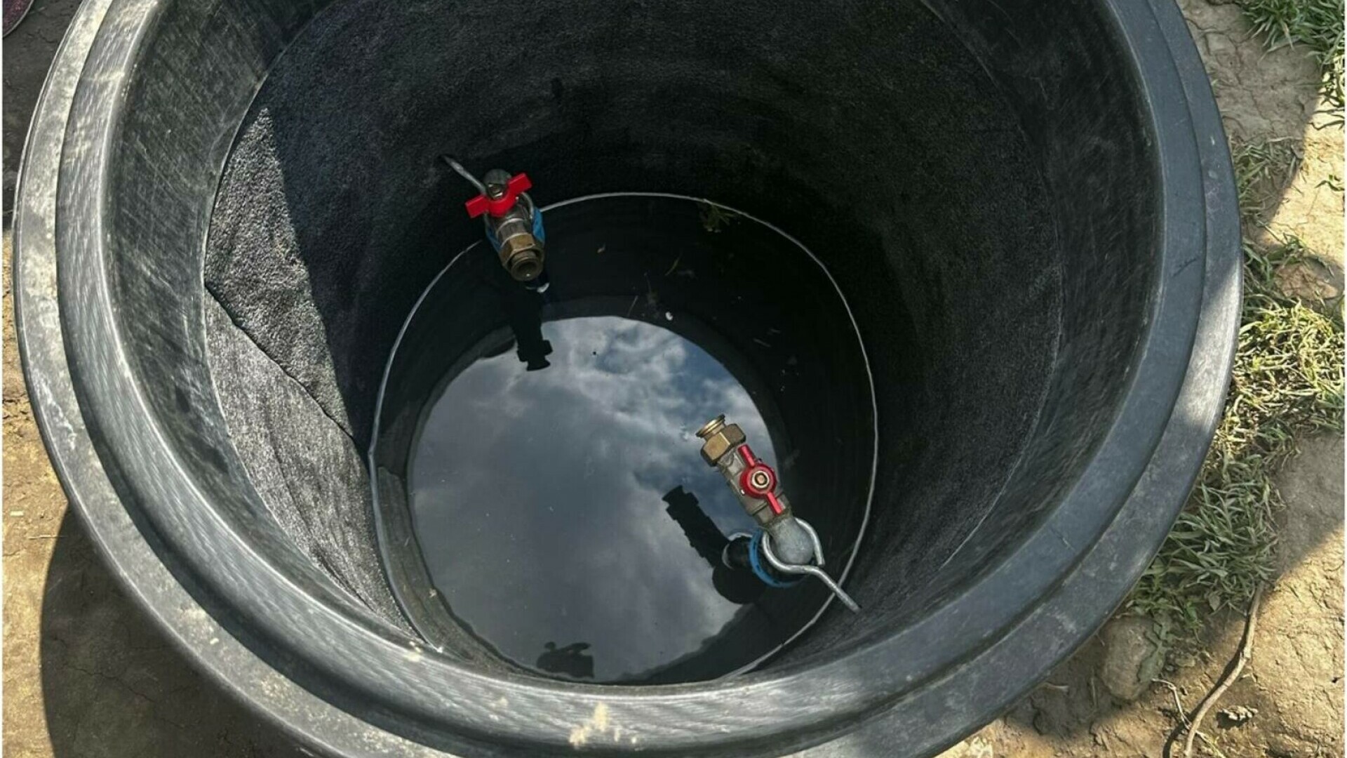 Un băiețel de 2 ani a căzut într-un canal cu apă din apropierea casei, în Galați. A fost salvat de tatăl său
