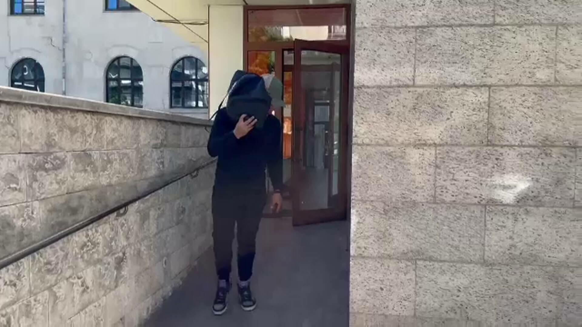 Un individ din Cluj s-a filmat în tramvai vorbind vulgar unei fete, apoi a postat pe TikTok. Poliția l-a prins imediat
