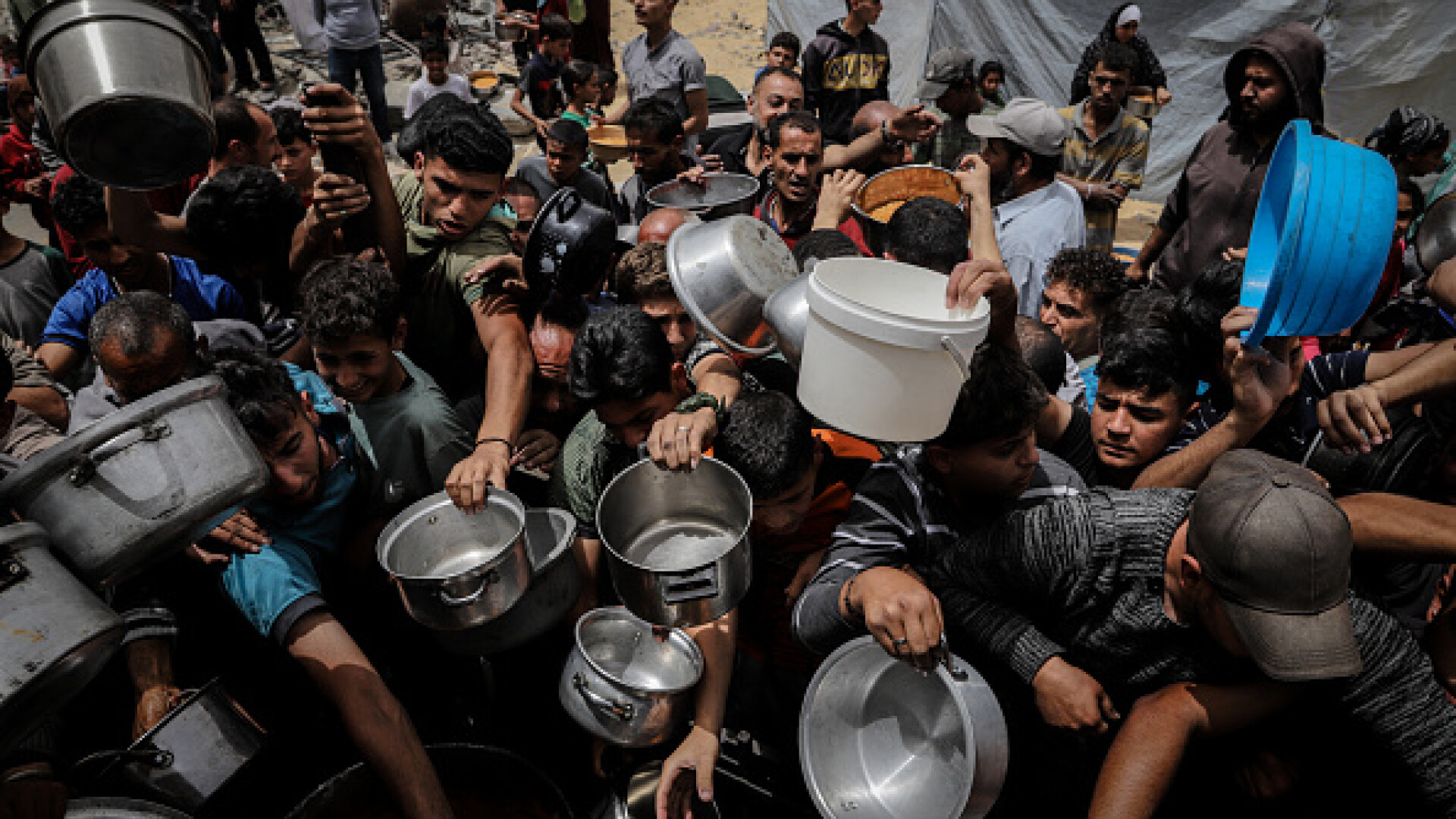 Copiii din Gaza, forțați să caute hrană în gunoaie. Ajutorul umanitar este blocat complet | GALERIE FOTO