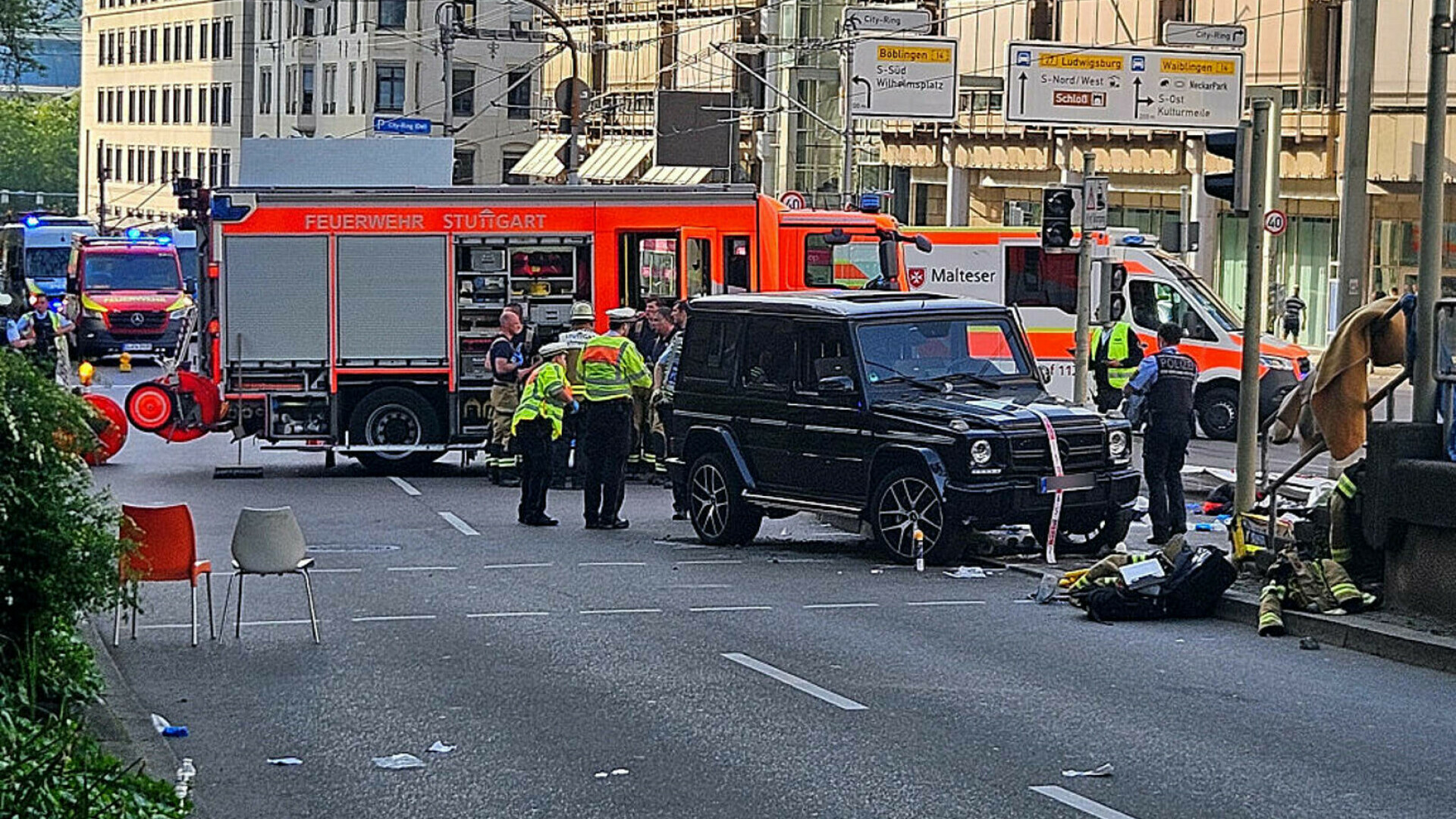 O mașină a intrat într-o mulțime de oameni, în Stuttgart. Mai multe persoane au fost rănite
