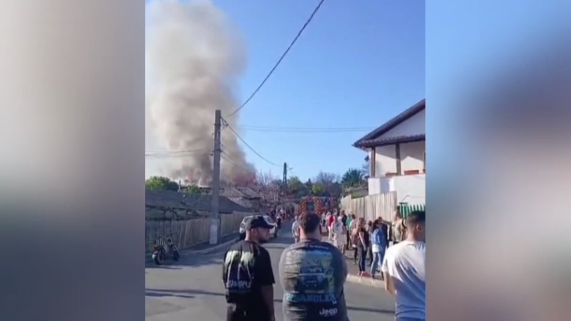 Incendiu violent în Cernavodă. Trei case au ars. Pompieri au intervenit de urgență și s-au luptat cu flăcările zeci de minute