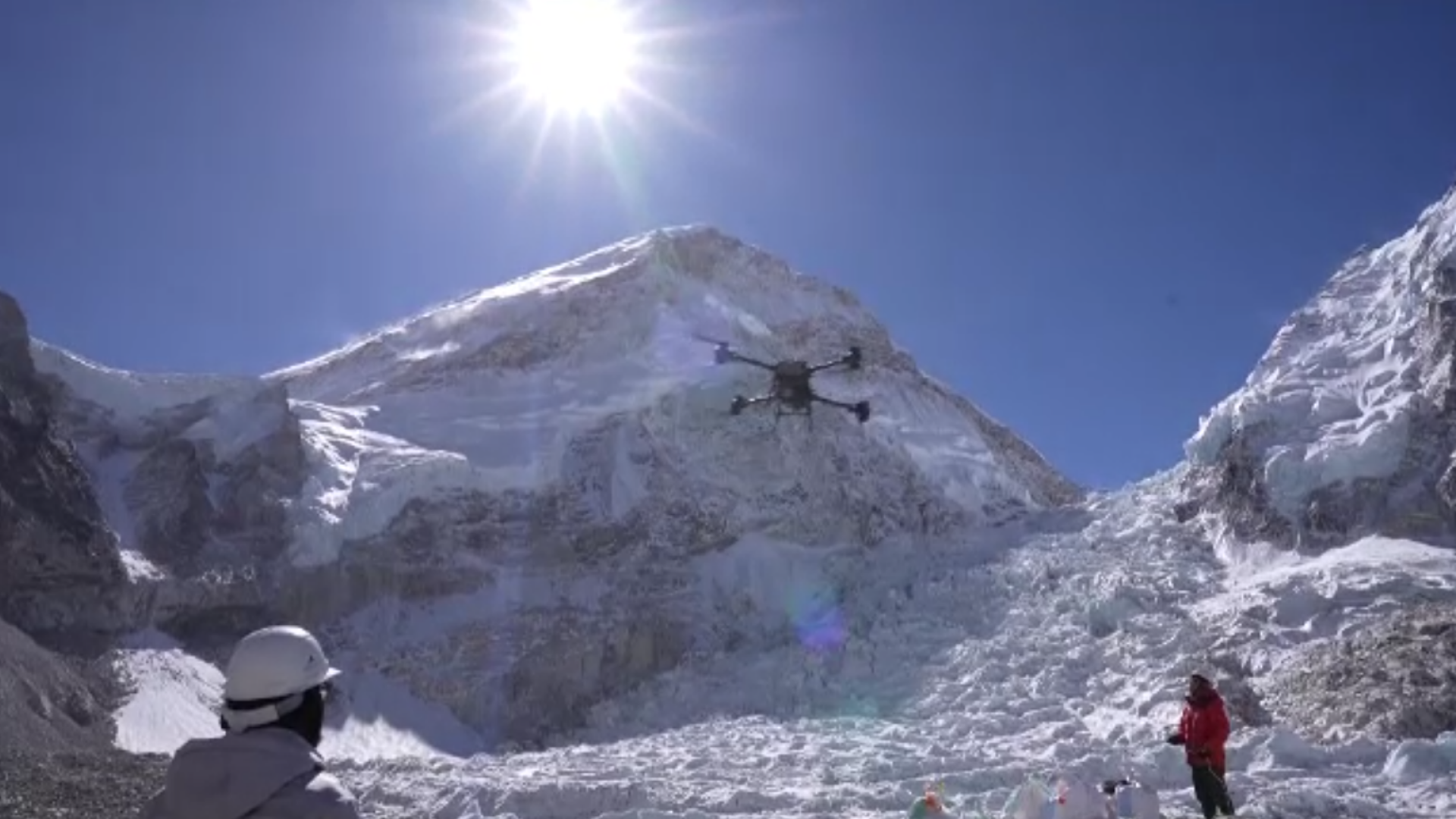 Şerpaşii de pe Everest au început să utilizeze drone pentru a transporta echipamente şi a îndepărta deşeurile de pe versanţi