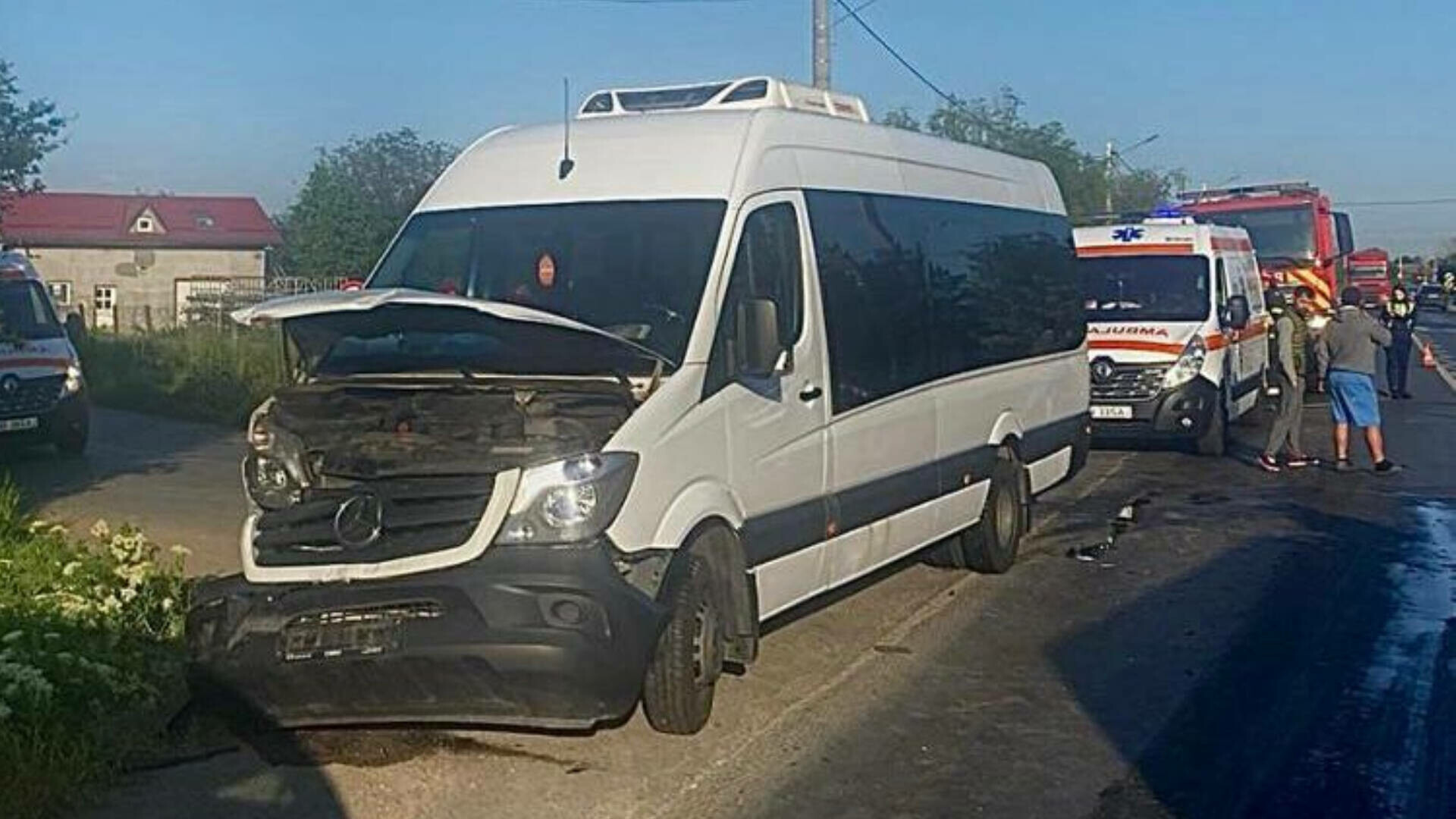 Accident între un autoturism şi un microbuz pe DN71. A fost activat Planul Roșu de Intervenție