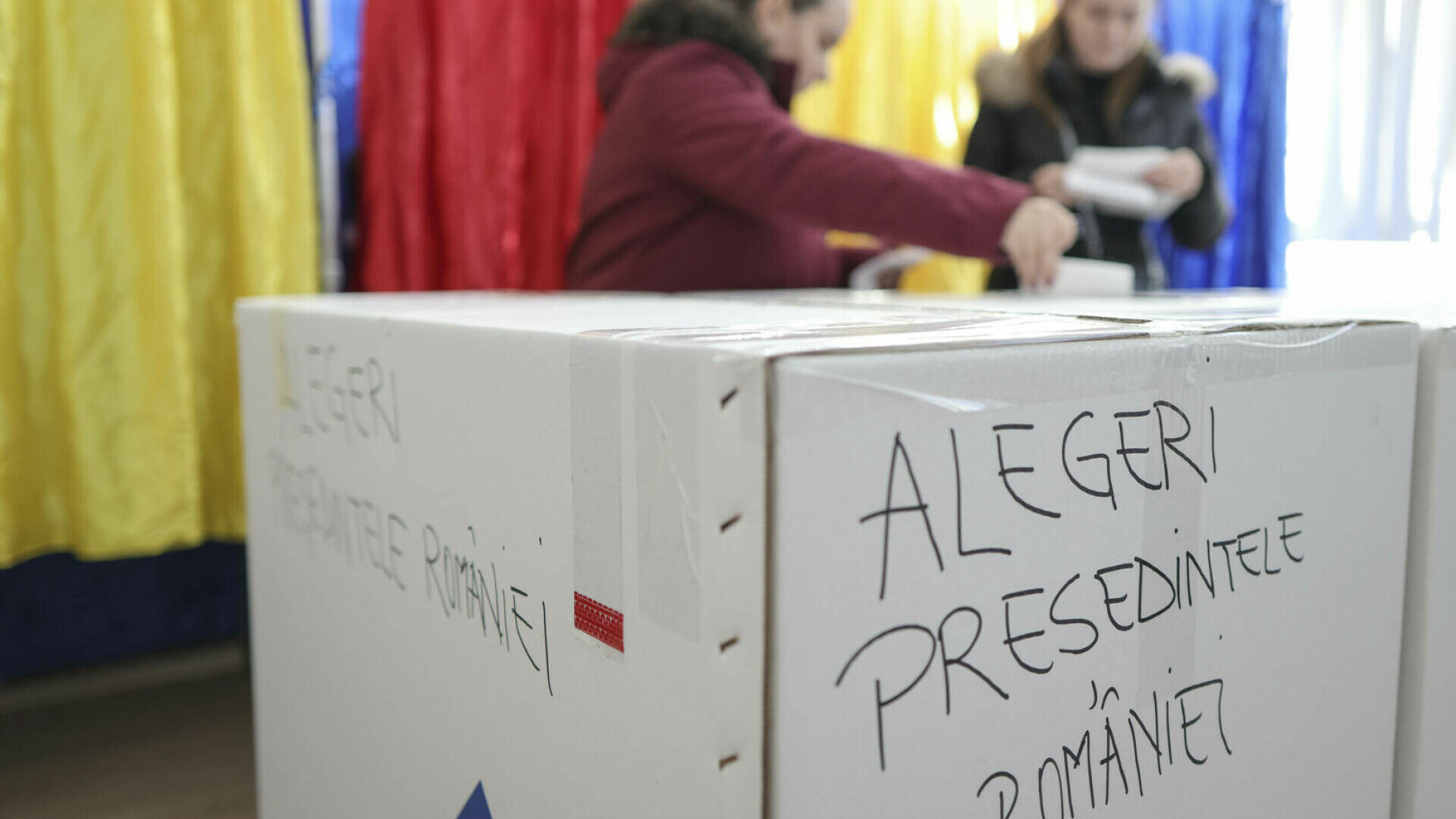 Poliția Română, sesizată de BEC după ce mai multe persoane s-au filmat în cabina de vot
