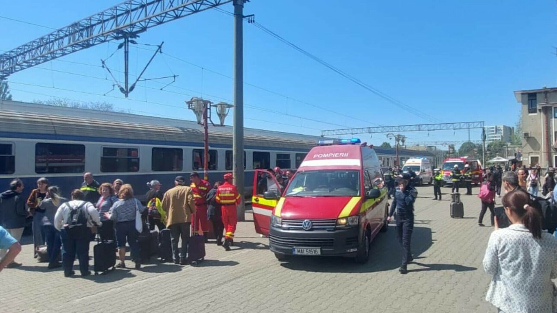 Accident grav în Dâmbovița între o autoutilitară și un tren . O persoană a murit, iar alte două sunt grav rănite