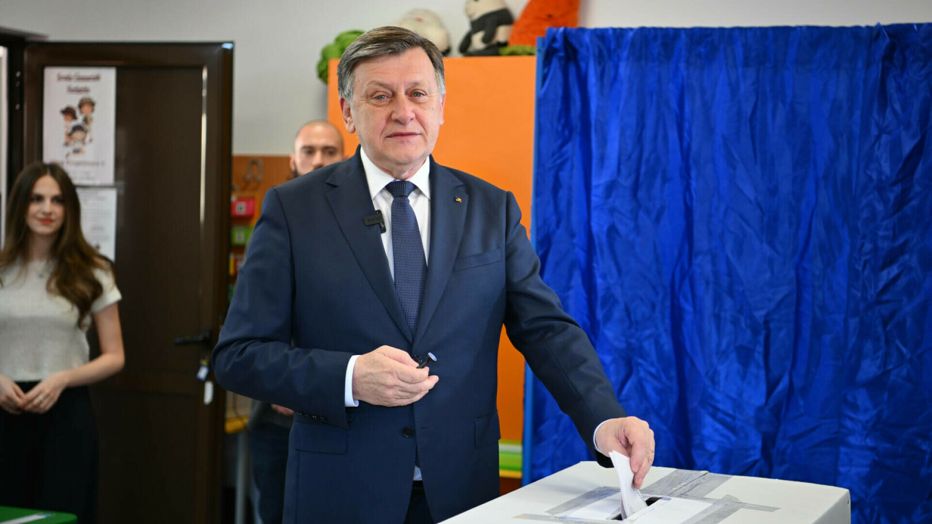 Crin Antonescu, ironic, despre cei doi candidaţi: Între cele două secte, nu ai unde să te ascunzi. Devii duşman rapid