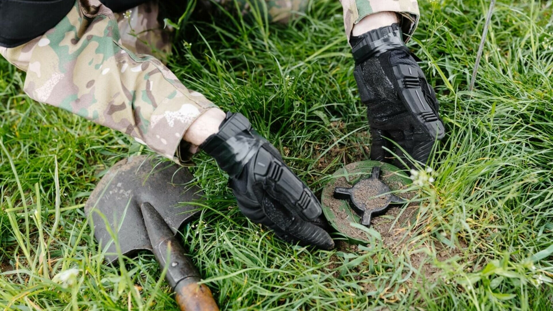 O țară NATO investește 1,1 miliarde de euro în mine antitanc și fortificații la granițele cu Rusia și Belarus