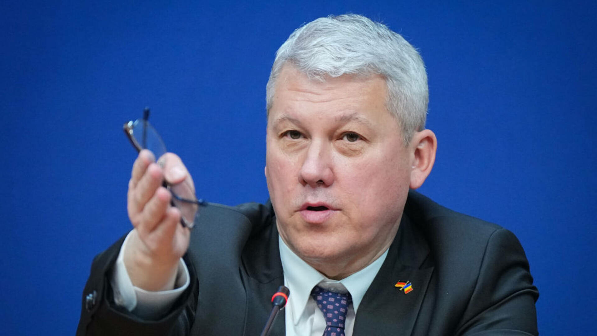 Premierul interimar Cătălin Predoiu, primele discuţii cu miniştrii la Palatul Victoria