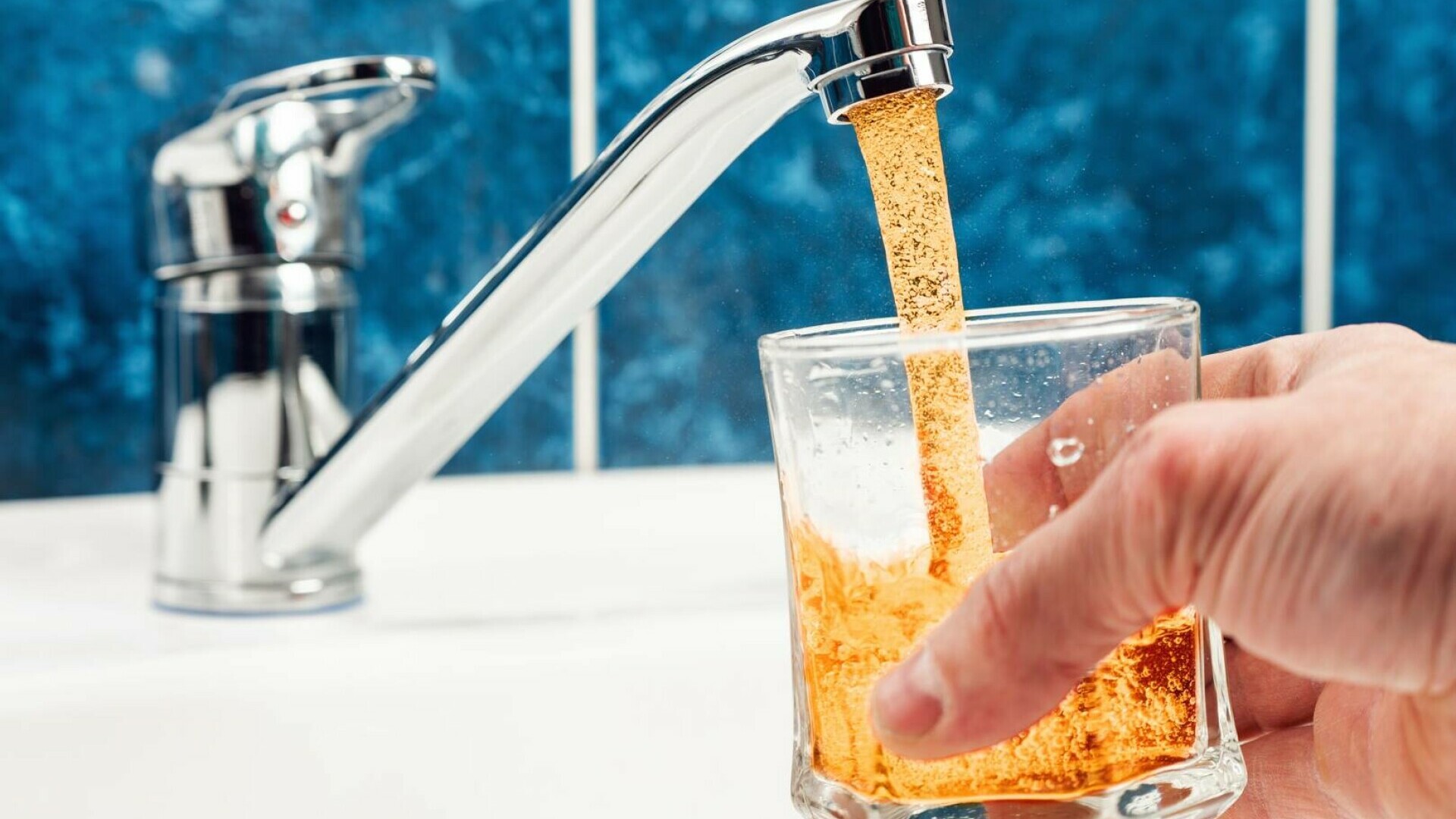 Orașul din România unde apa de la robinet s-a ieftinit cu 30% pentru că e contaminată cu o bacterie periculoasă
