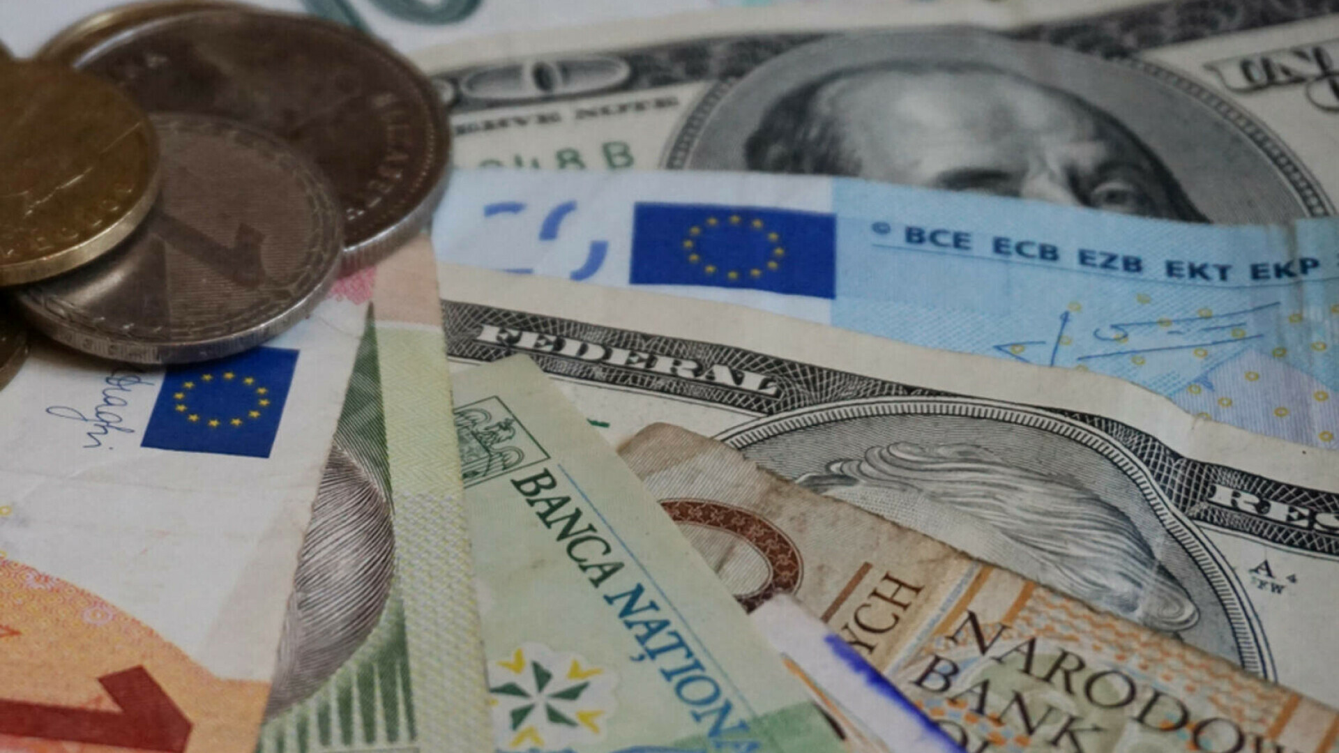 Economist: România se află în faţa unei crize valutare fără precedent. Investitorii încep să vândă din titlurile româneşti