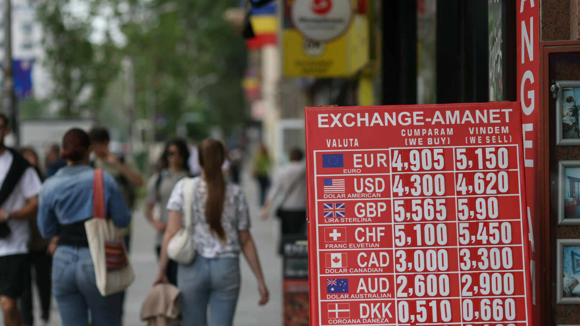 Continuă tensiunile pe piața valutară. Cursul leului a depășit 5,1, investitorii așteaptă cotația BNR