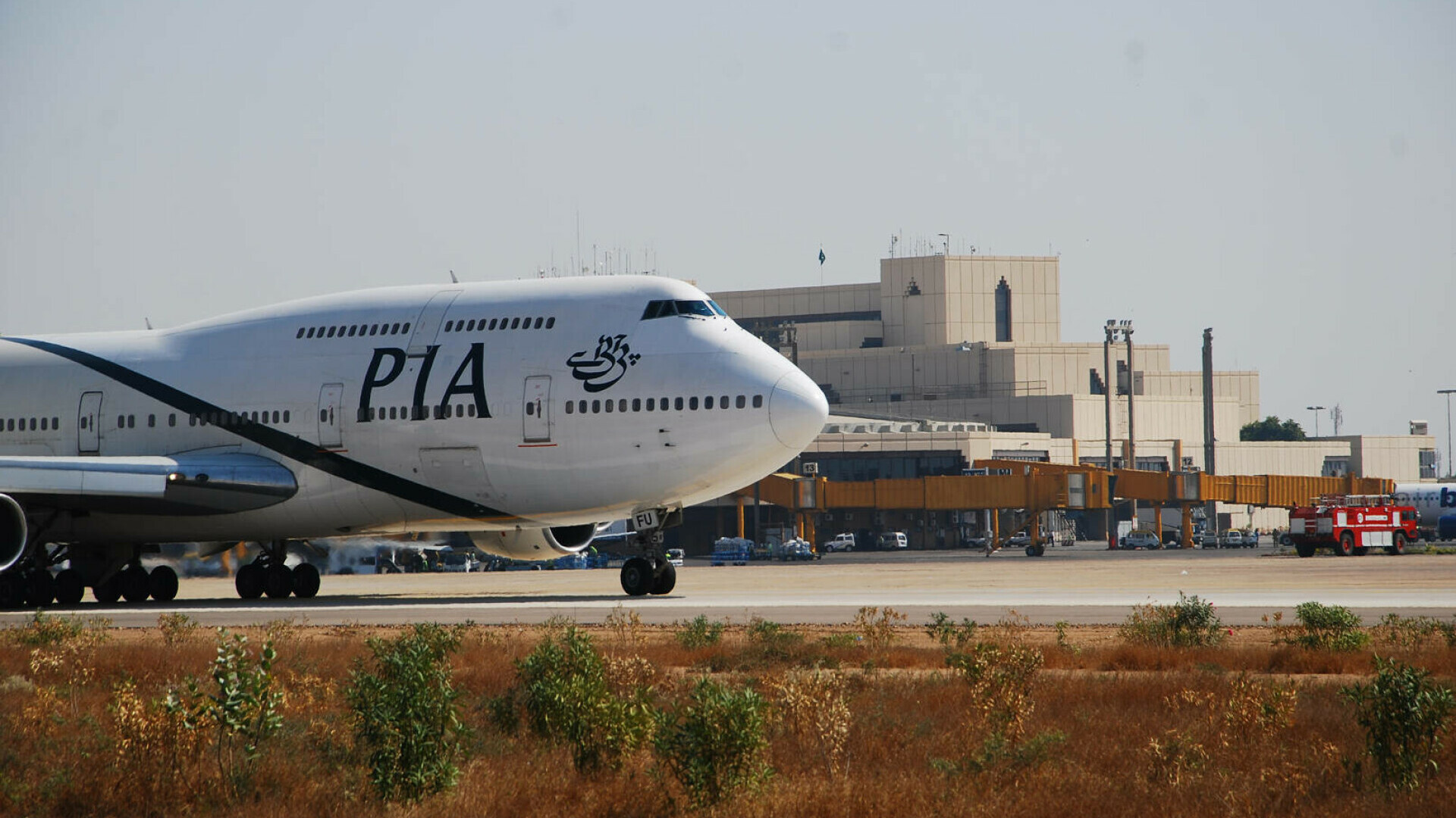 Companiile aeriene deviază şi anulează zboruri din cauza luptelor dintre India şi Pakistan