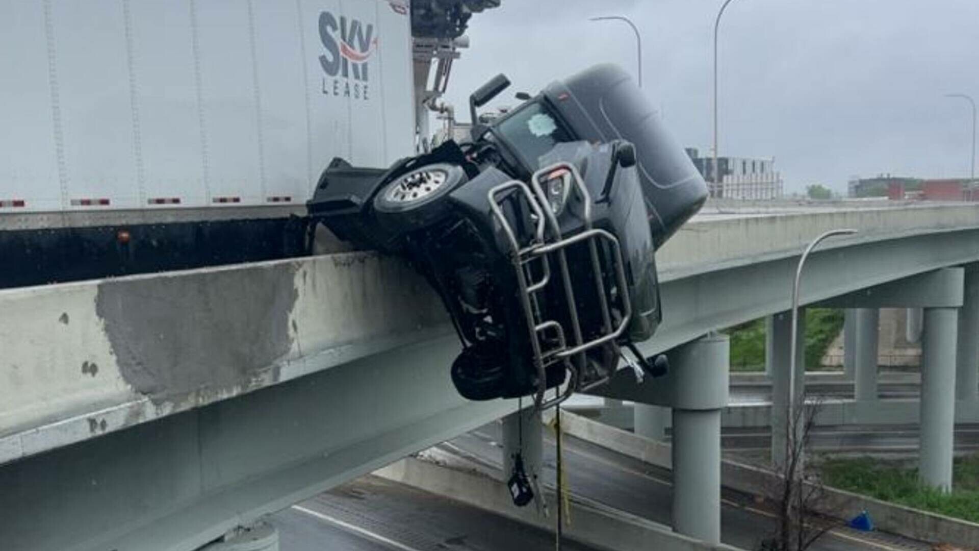 „Nu vreau să mor”. Momentul în care un șofer este salvat după ce camionul său a rămas suspendat pe un pod din SUA. FOTO&VIDEO
