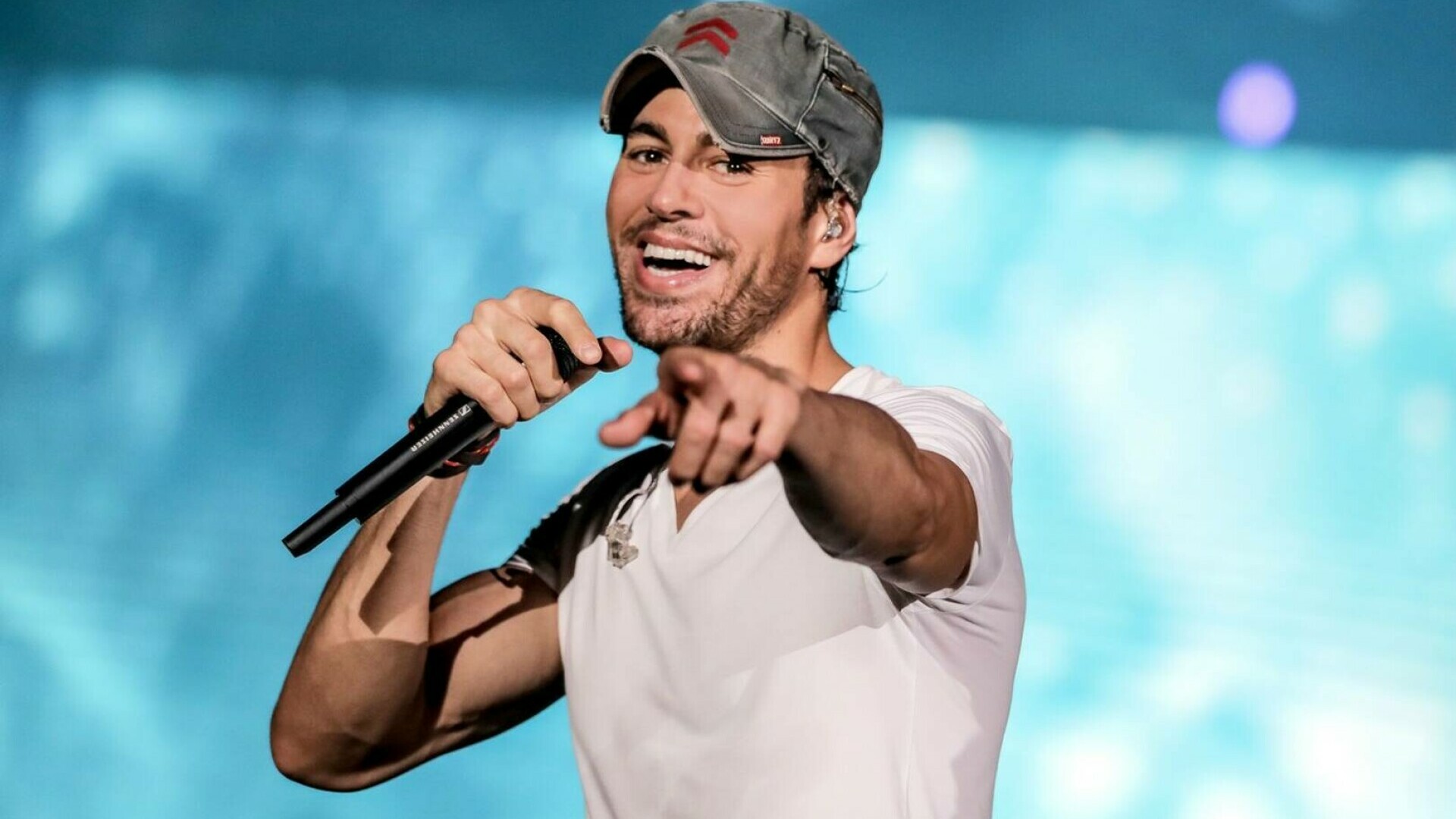 Enrique Iglesias împlinește 50 de ani. Cum a devenit una dintre cele mai mari vedete ale muzicii latino. GALERIE FOTO