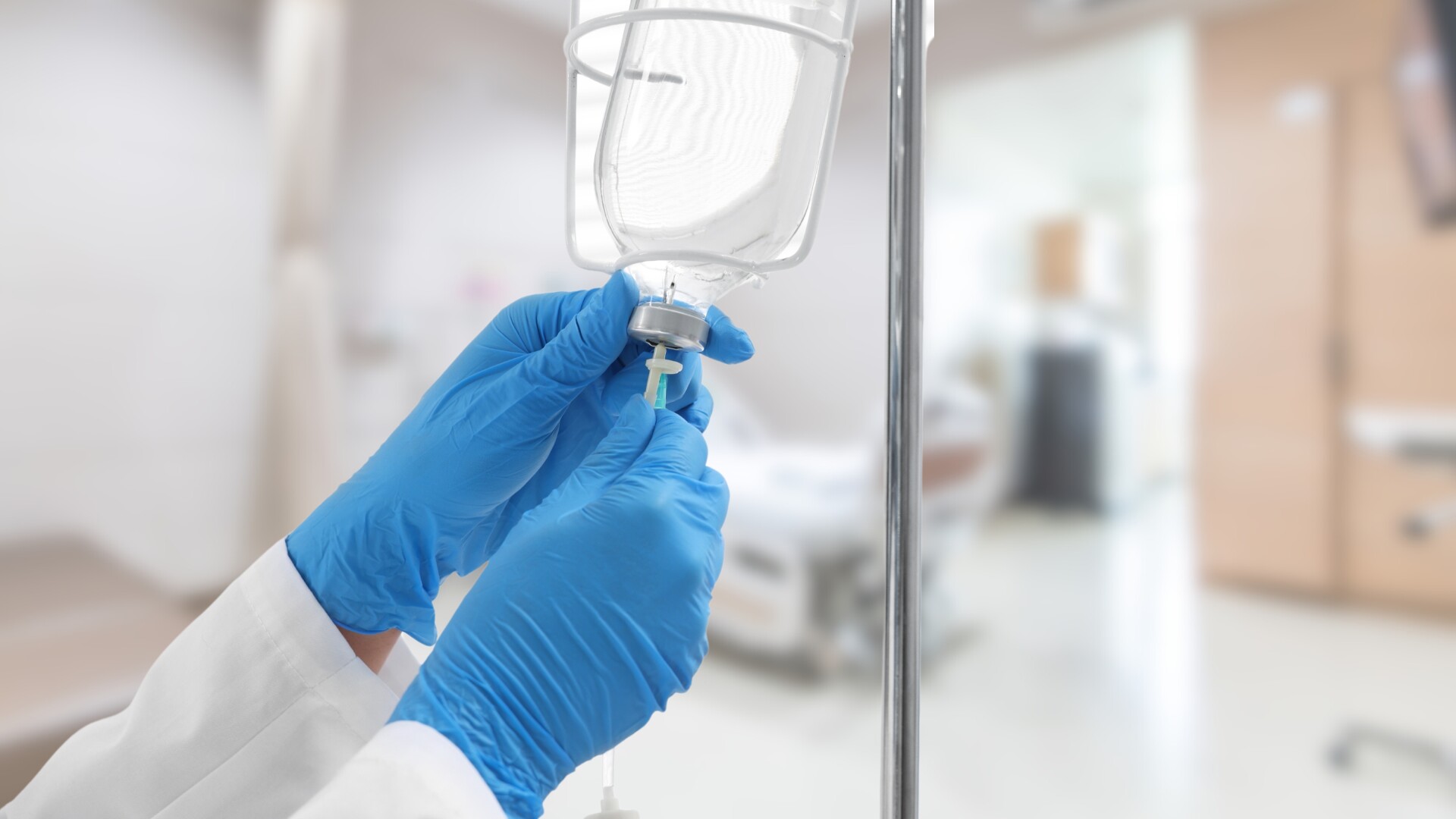 Povestea emoționantă a unei tinere care a învins cancerul de colon cu ajutorul unui tratament experimental