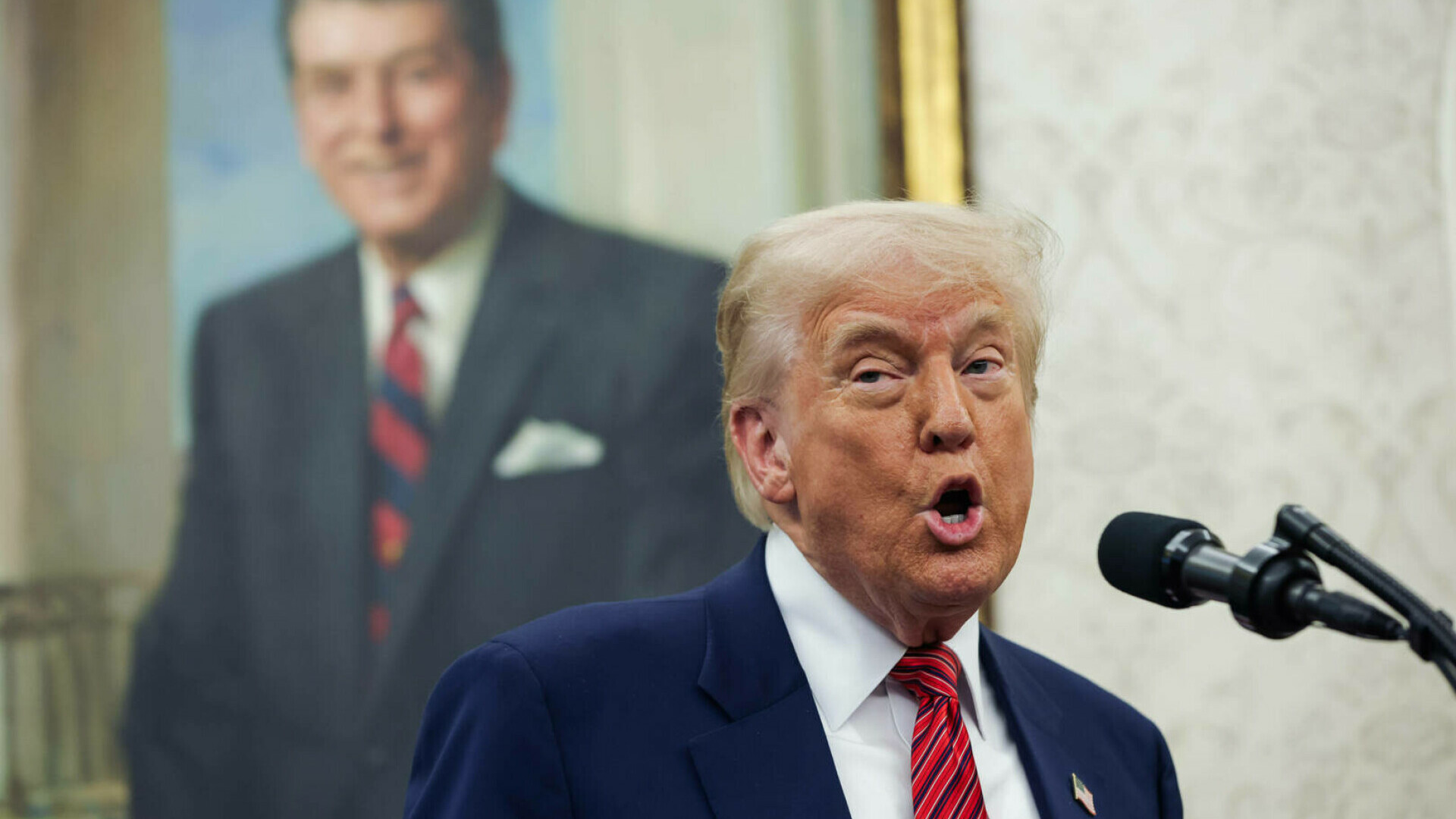 Trump îl califică drept „imbecil” pe preşedintele Rezervei Federale, după refuzul acestuia de a reduce dobânda de referinţă