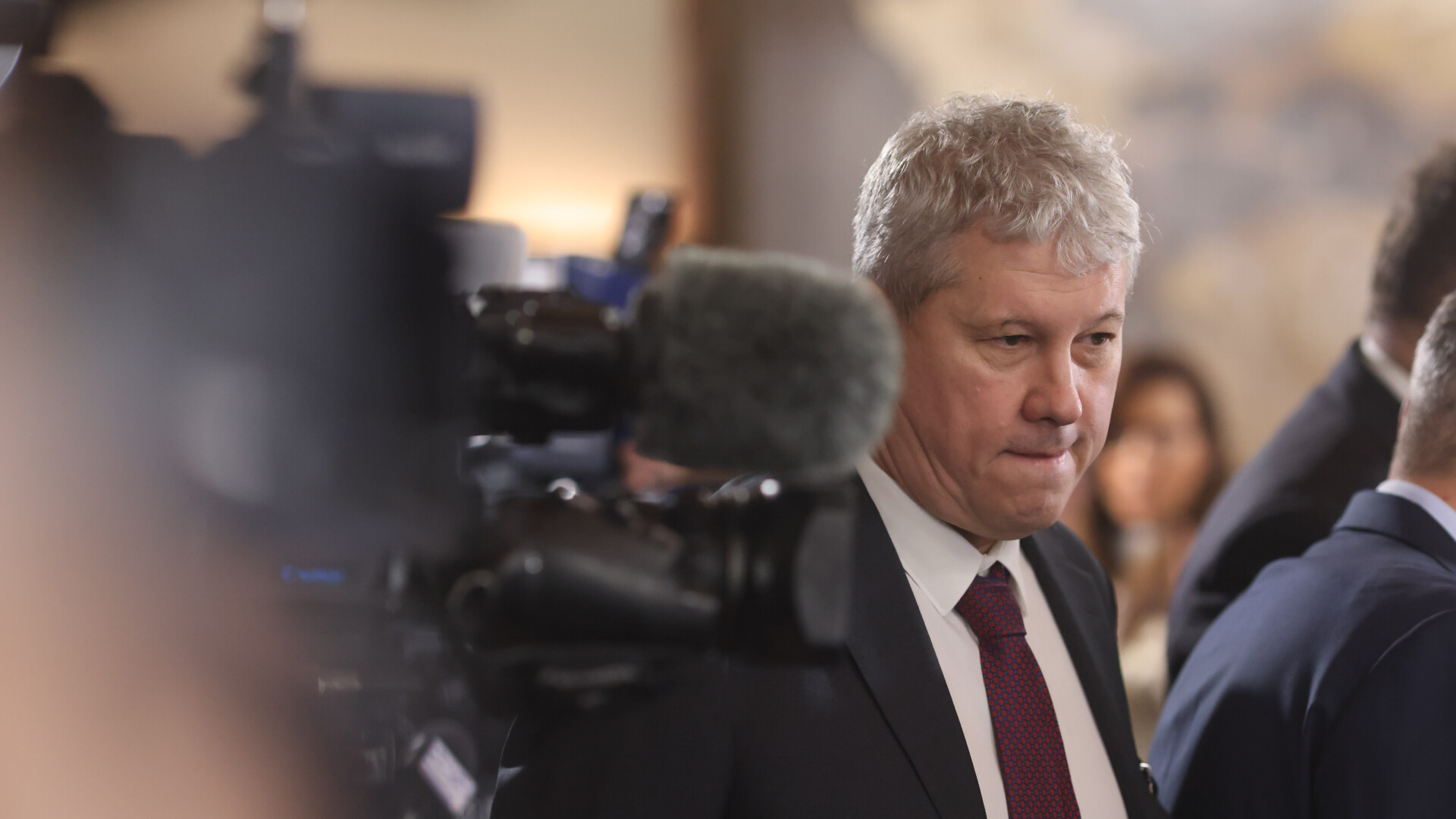 Prima ședință a guvernului interimar Predoiu. Executivul cu puteri limitate va aproba un proiect de miliarde de lei